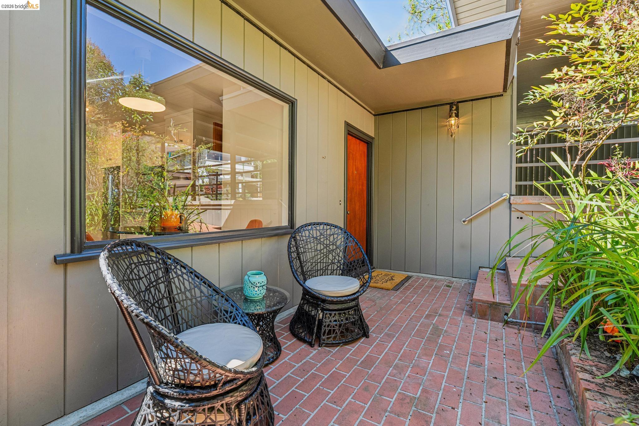 Detail Gallery Image 5 of 58 For 1100 Miller Ave, Berkeley,  CA 94708 - 3 Beds | 2 Baths