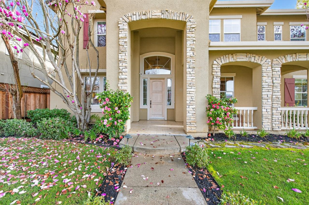 Detail Gallery Image 4 of 60 For 101 Acorn Way, Livermore,  CA 94550 - 6 Beds | 4 Baths