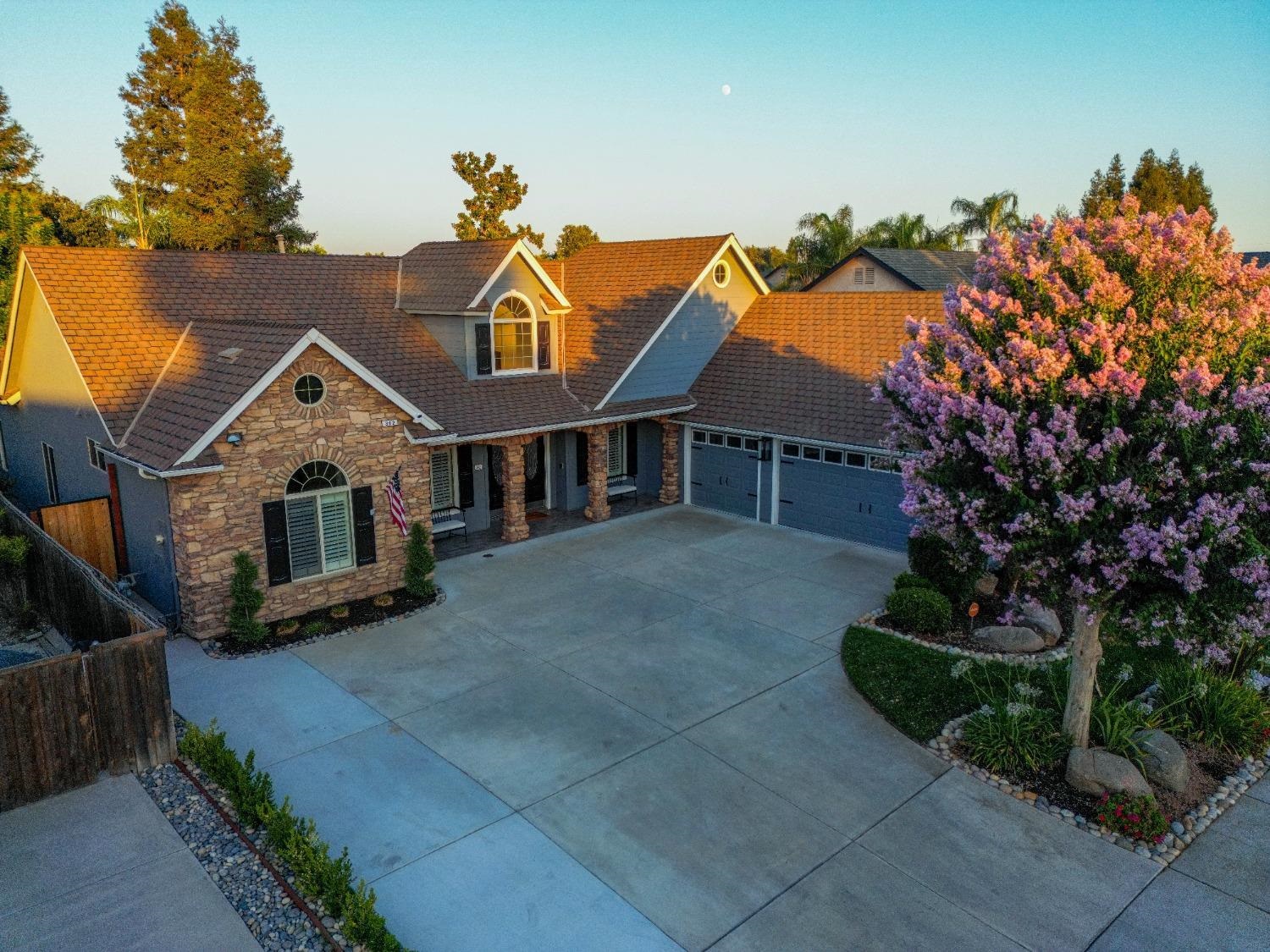 Detail Gallery Image 2 of 31 For 302 N Denton Court, Visalia,  CA 93291 - 4 Beds | 3 Baths