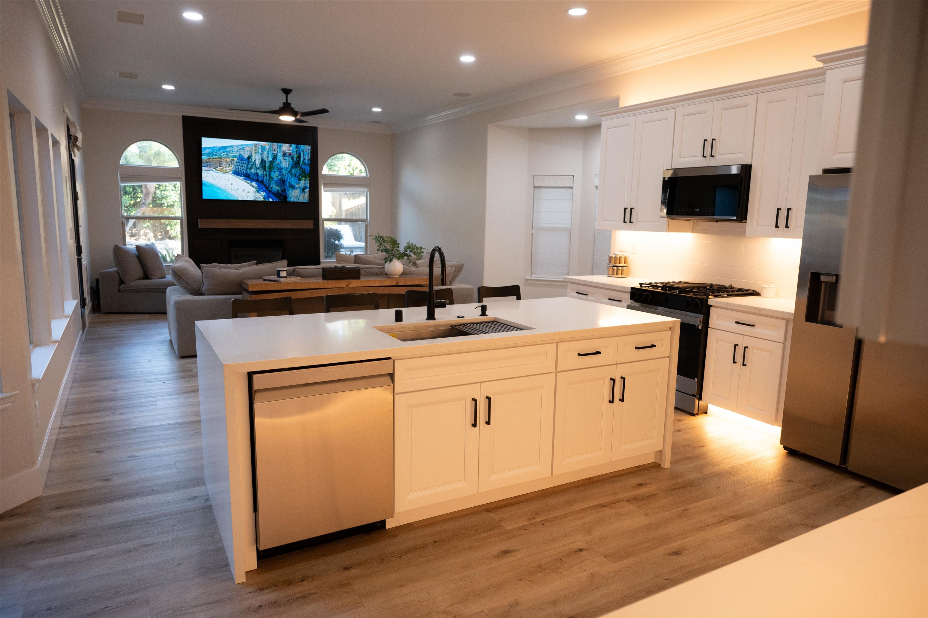 Detail Gallery Image 11 of 31 For 302 N Denton Court, Visalia,  CA 93291 - 4 Beds | 3 Baths