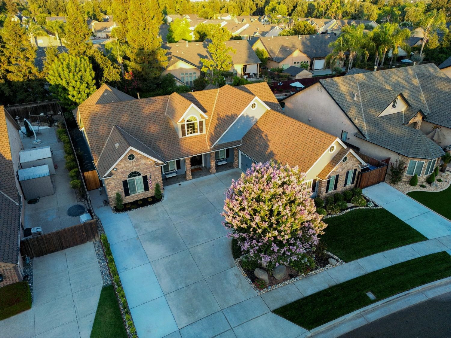 Detail Gallery Image 4 of 31 For 302 N Denton Court, Visalia,  CA 93291 - 4 Beds | 3 Baths