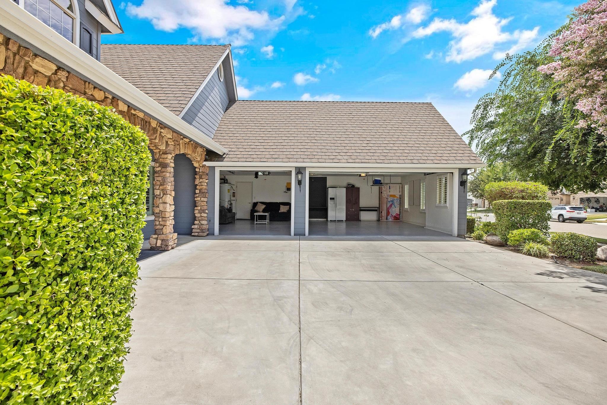 Detail Gallery Image 5 of 31 For 302 N Denton Court, Visalia,  CA 93291 - 4 Beds | 3 Baths