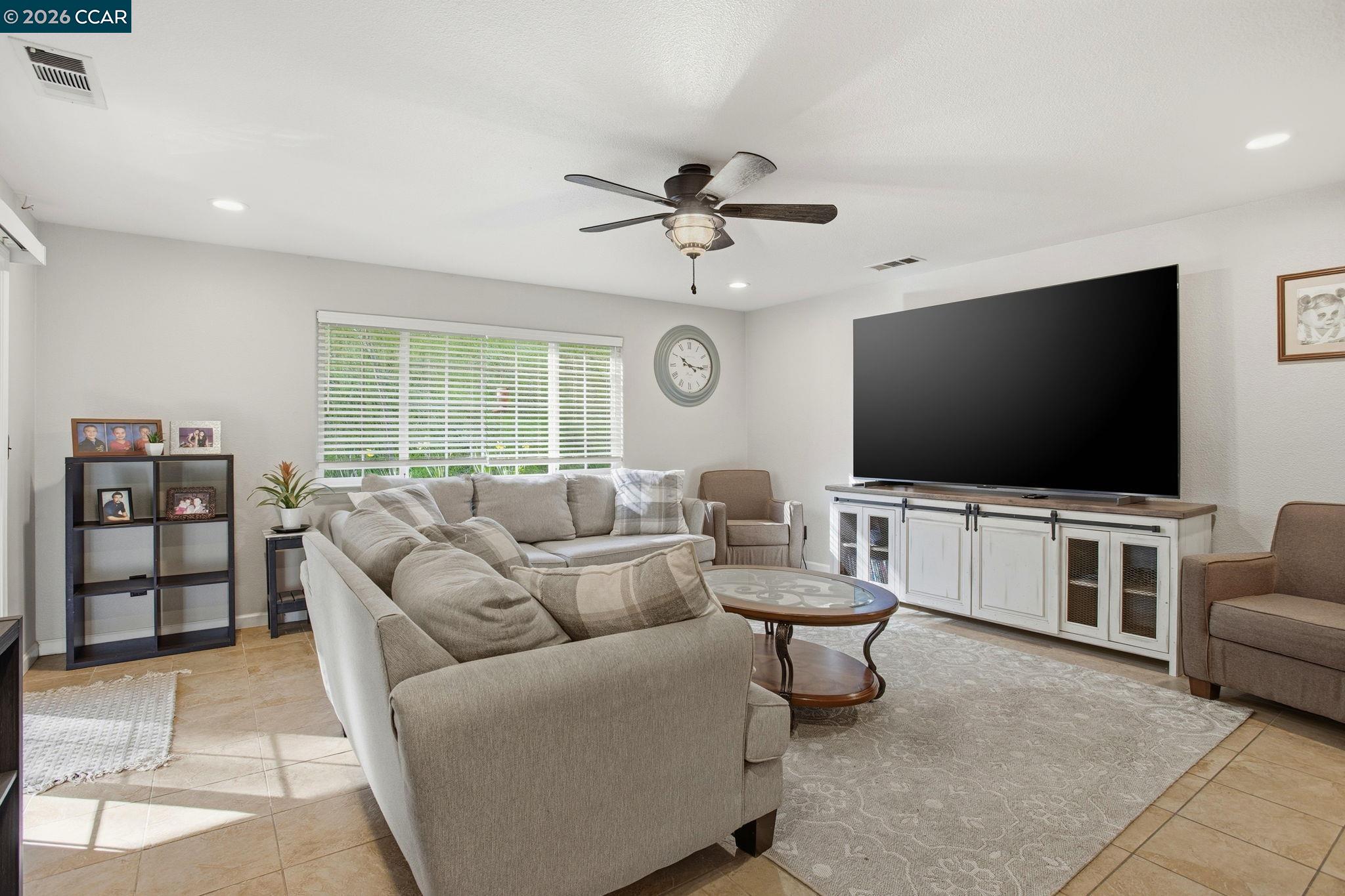 Detail Gallery Image 5 of 45 For 5250 Treosti Pl, Valley Springs,  CA 95252 - 3 Beds | 2 Baths