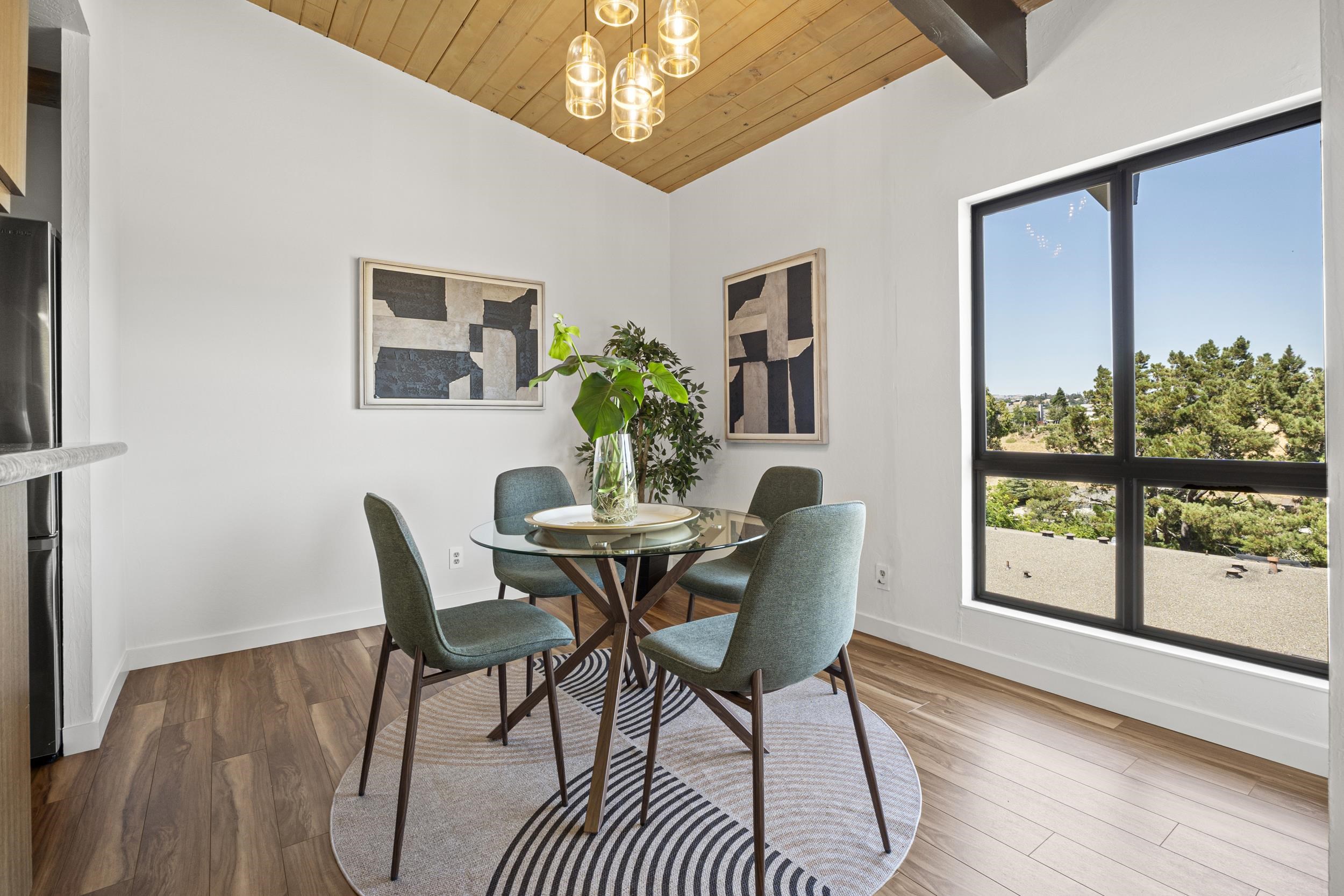 Detail Gallery Image 5 of 23 For 19100 Crest Ave #100,  Castro Valley,  CA 94546 - 2 Beds | 2 Baths