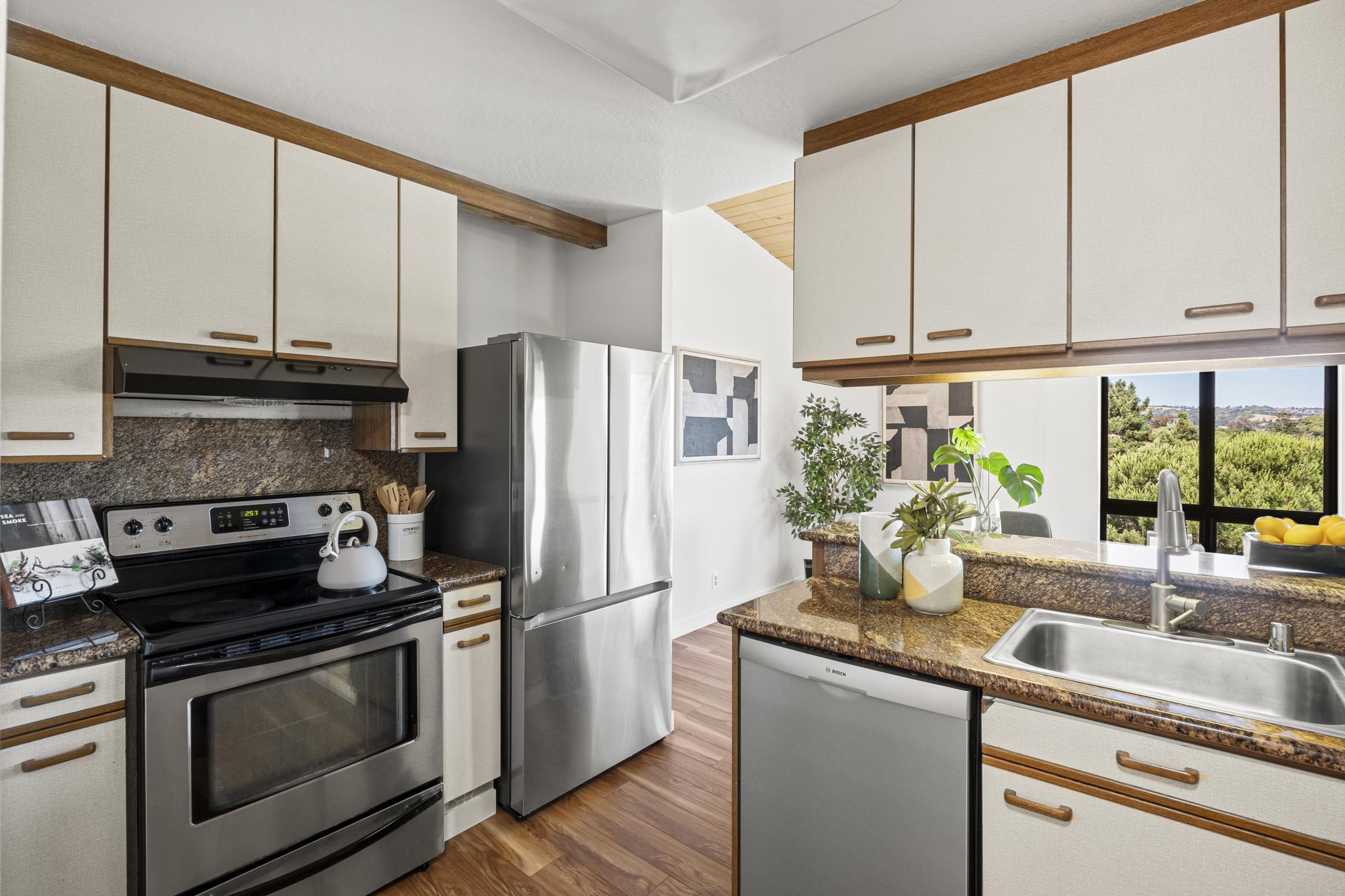 Detail Gallery Image 7 of 23 For 19100 Crest Ave #100,  Castro Valley,  CA 94546 - 2 Beds | 2 Baths