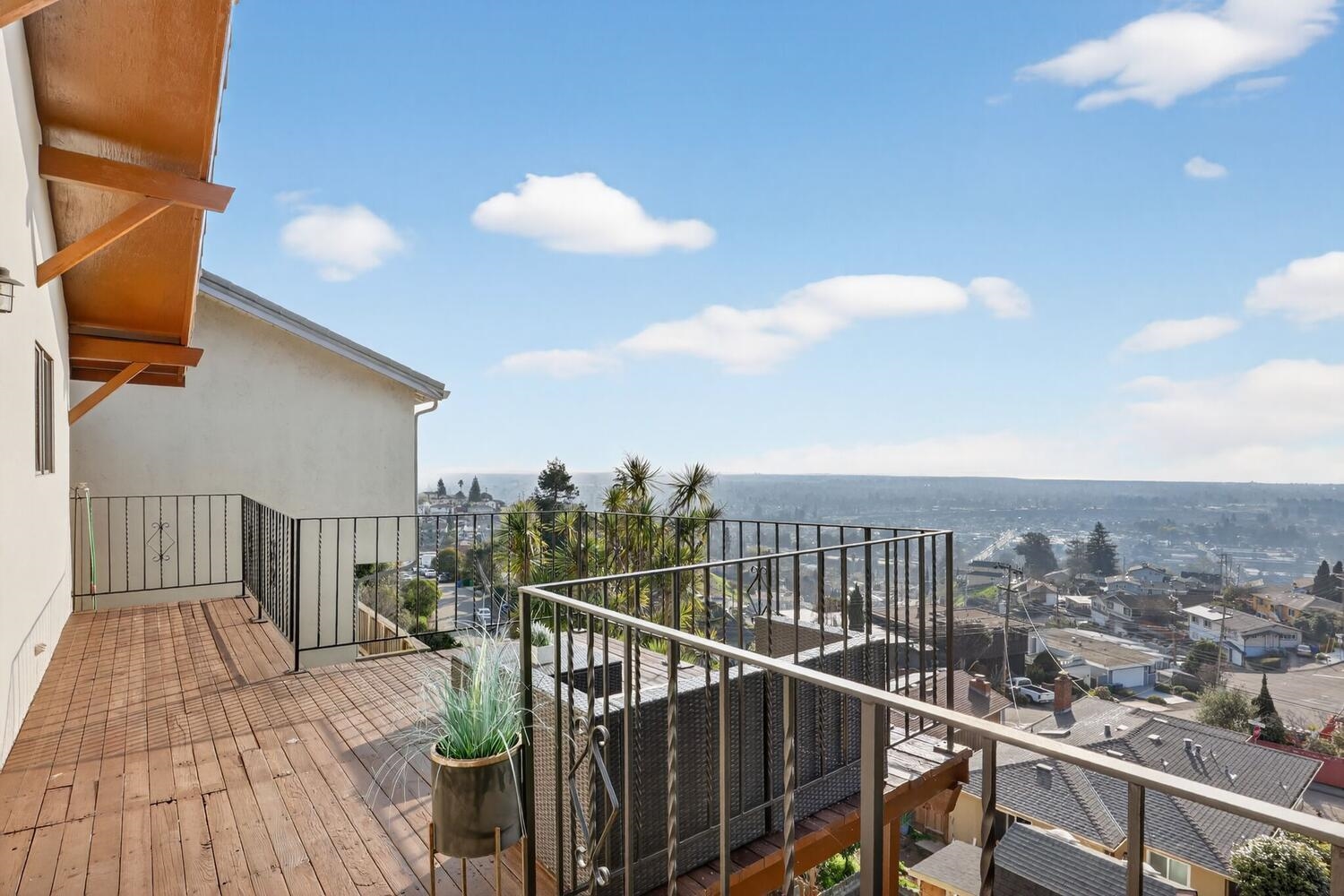 Detail Gallery Image 2 of 49 For 16605 Rolando Ave, Castro Valley,  CA 94578 - 4 Beds | 2/1 Baths