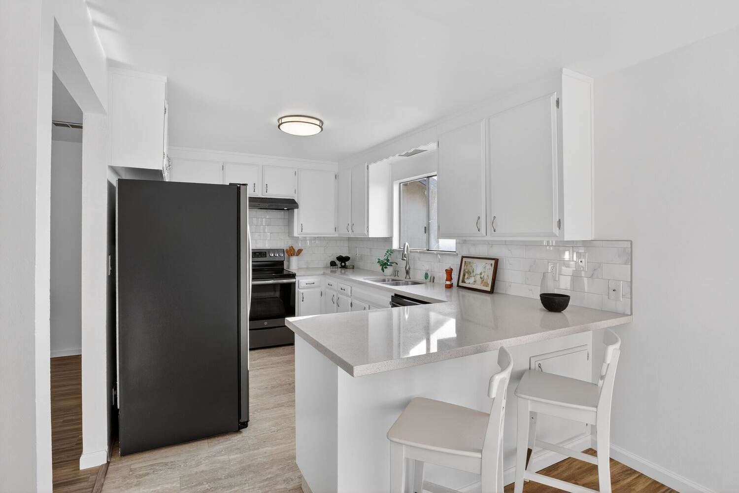 Detail Gallery Image 13 of 49 For 16605 Rolando Ave, Castro Valley,  CA 94578 - 4 Beds | 2/1 Baths