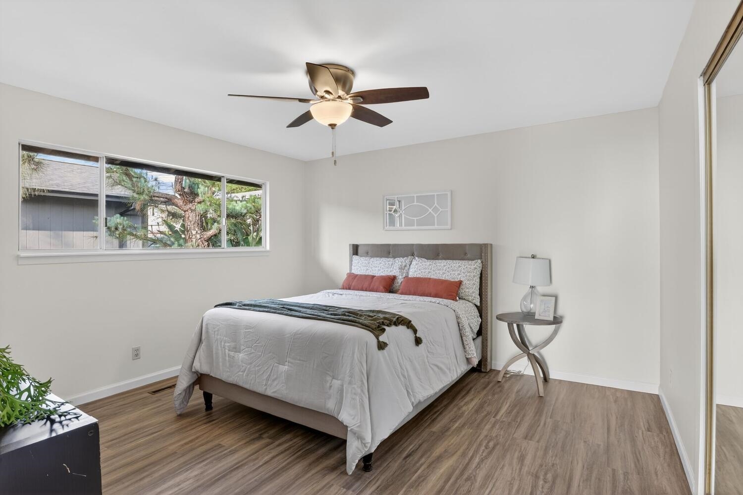 Detail Gallery Image 22 of 49 For 16605 Rolando Ave, Castro Valley,  CA 94578 - 4 Beds | 2/1 Baths