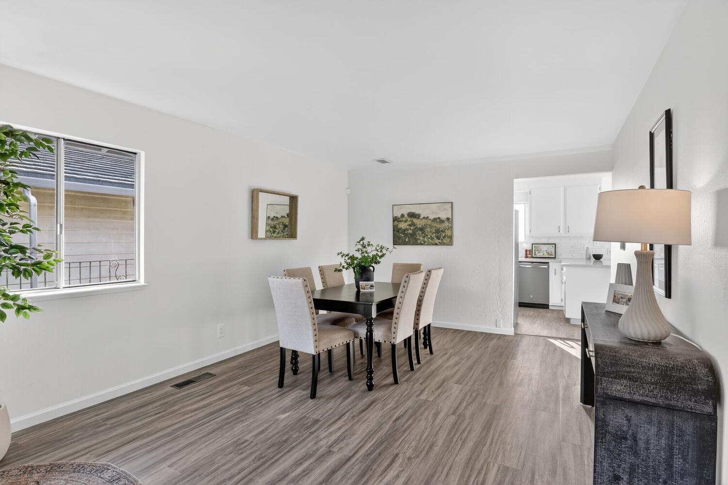 Detail Gallery Image 9 of 49 For 16605 Rolando Ave, Castro Valley,  CA 94578 - 4 Beds | 2/1 Baths