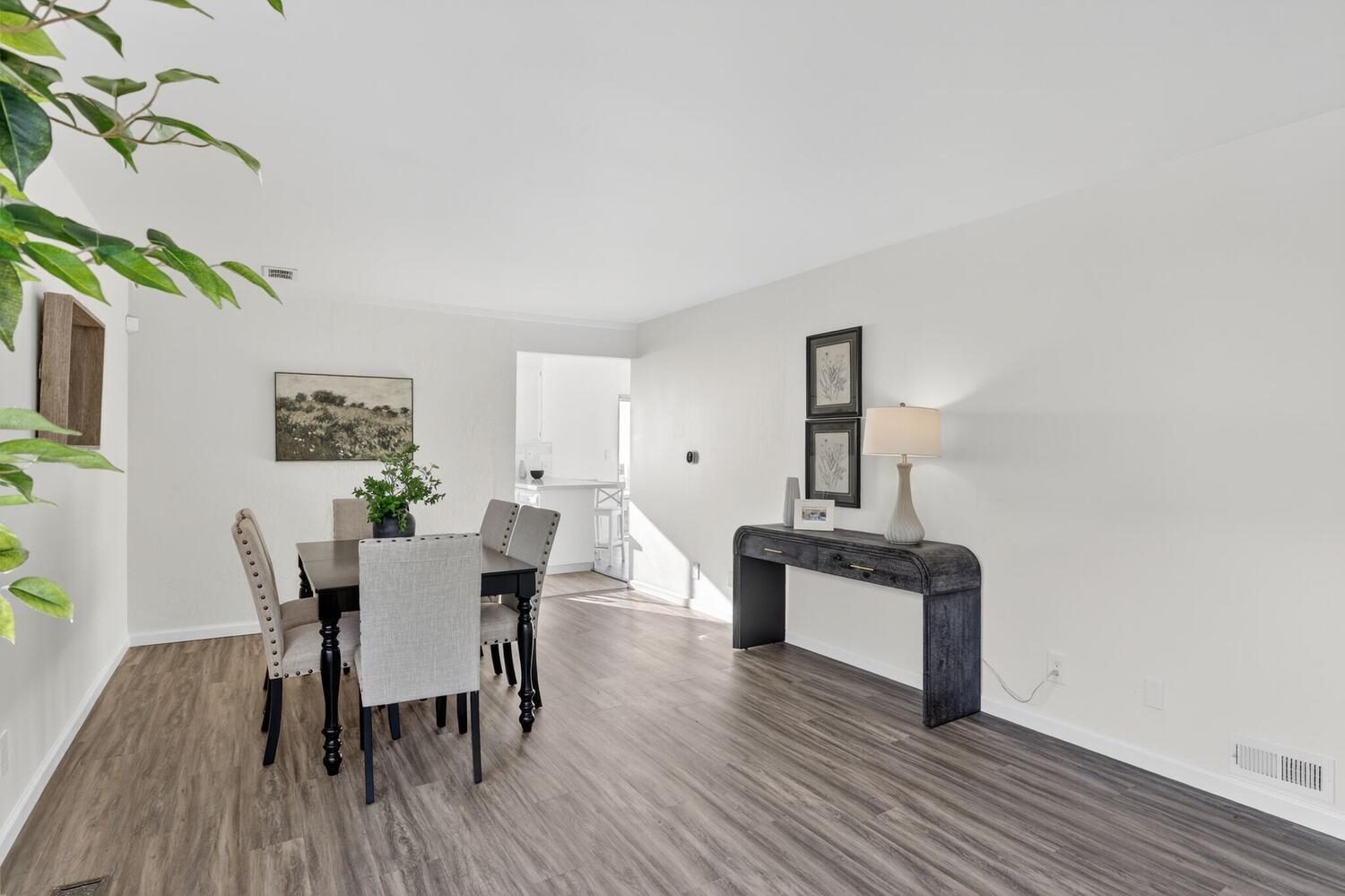 Detail Gallery Image 10 of 49 For 16605 Rolando Ave, Castro Valley,  CA 94578 - 4 Beds | 2/1 Baths