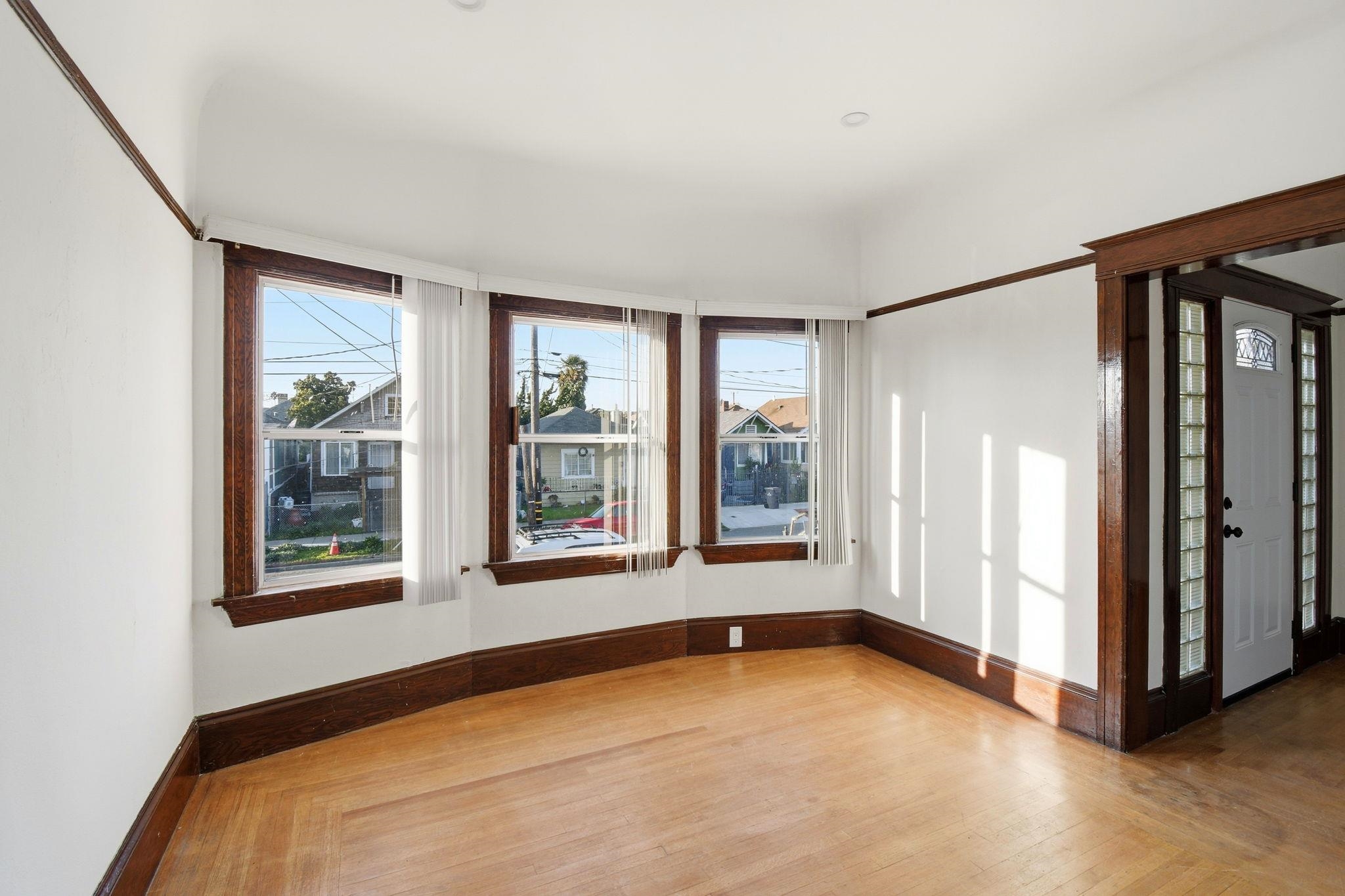 Detail Gallery Image 4 of 26 For 1712 37th Ave, Oakland,  CA 94601 - 3 Beds | 1 Baths