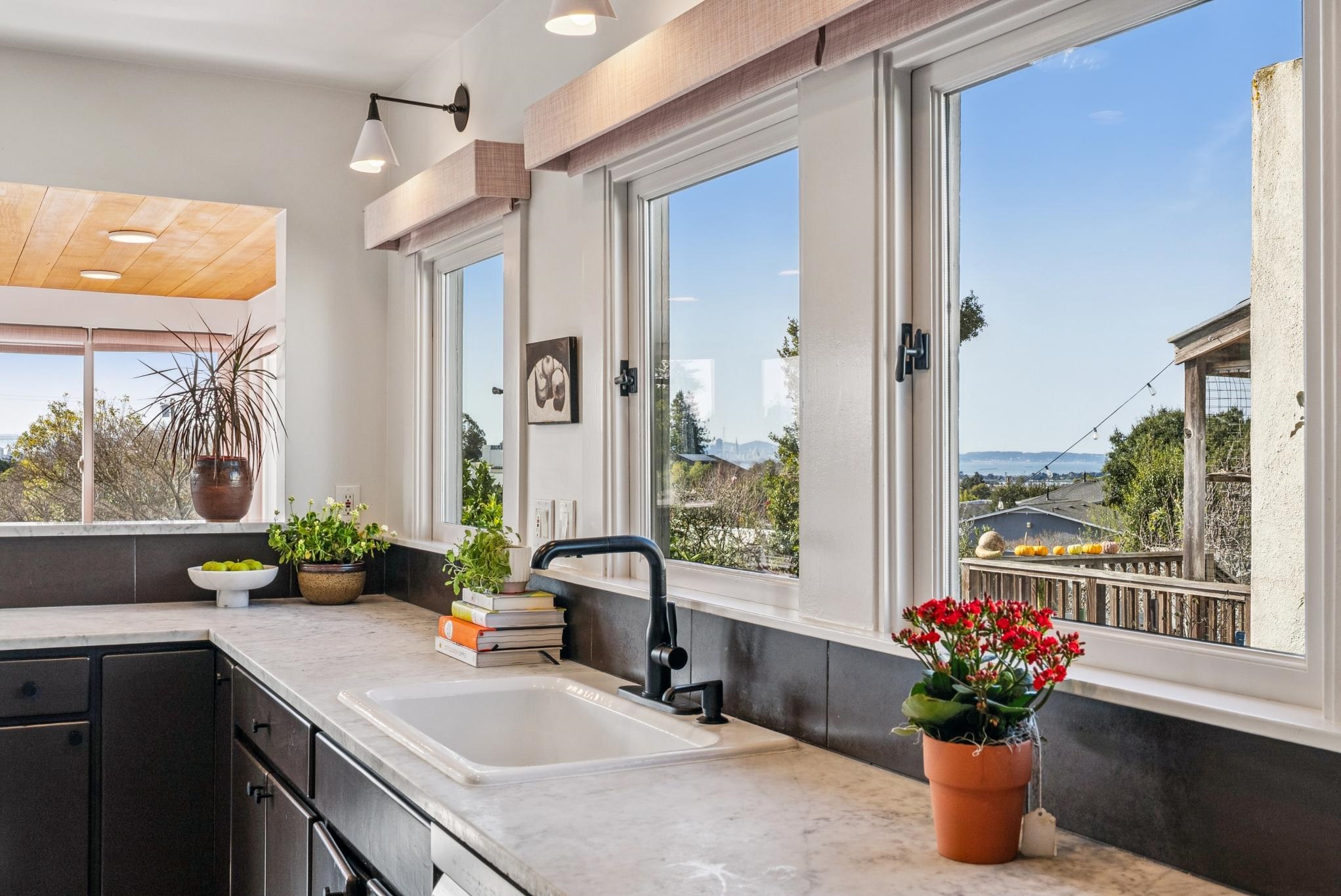 Detail Gallery Image 2 of 42 For 1546 Beverly Pl, Berkeley,  CA 94706 - 3 Beds | 1 Baths