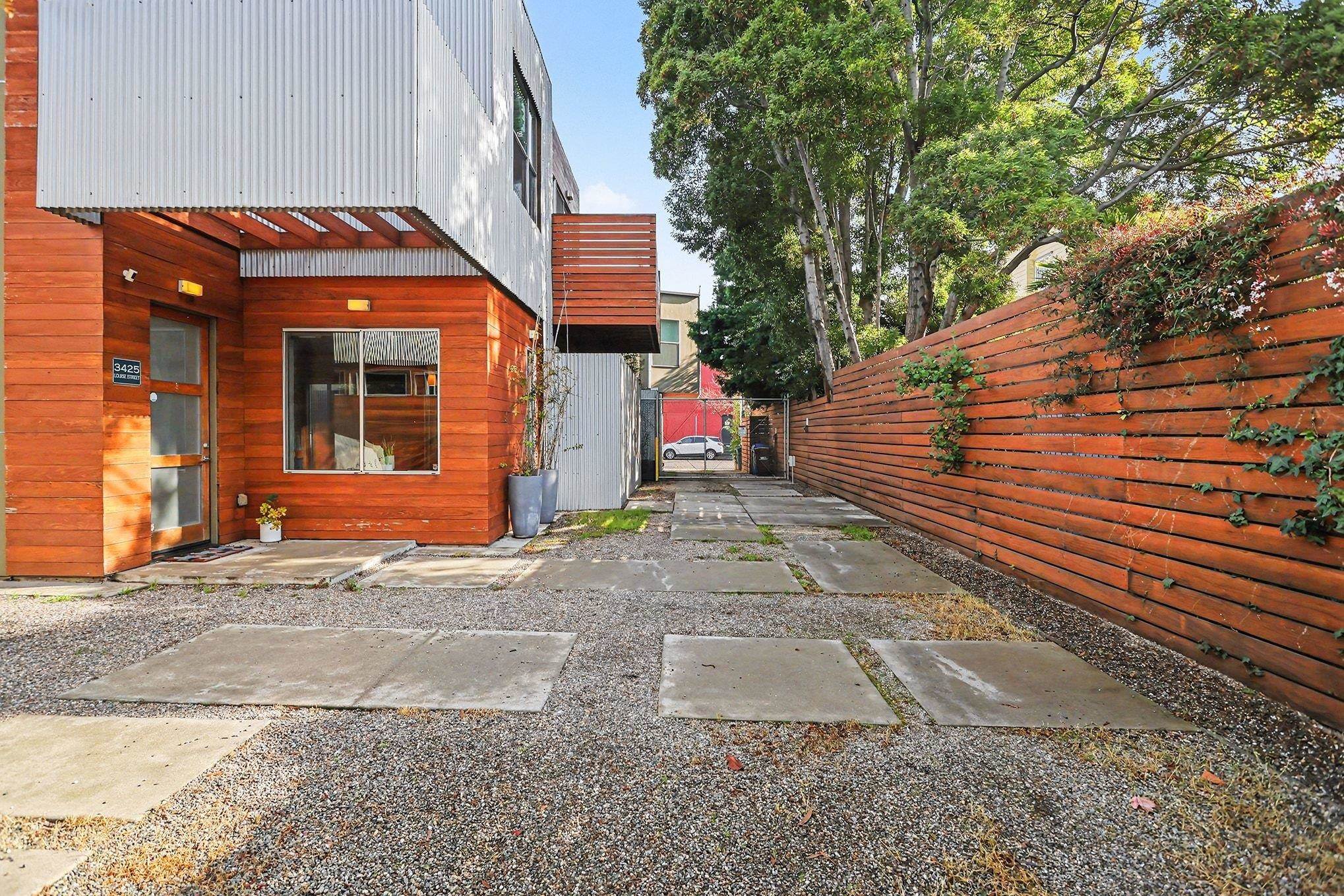 Detail Gallery Image 2 of 29 For 3425 Louise Street, Oakland,  CA 94608-4123 - 3 Beds | 3 Baths