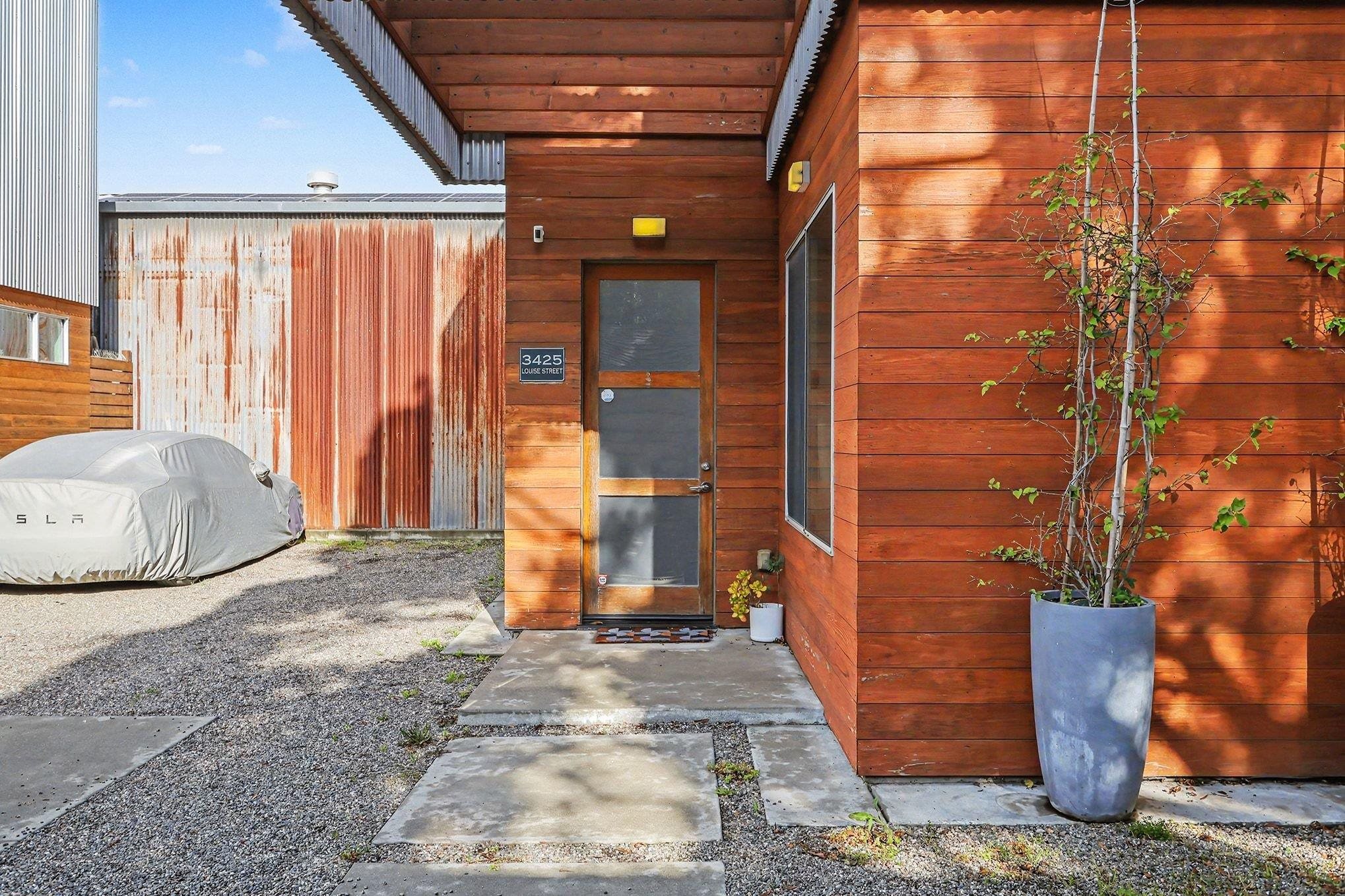 Detail Gallery Image 3 of 29 For 3425 Louise Street, Oakland,  CA 94608-4123 - 3 Beds | 3 Baths