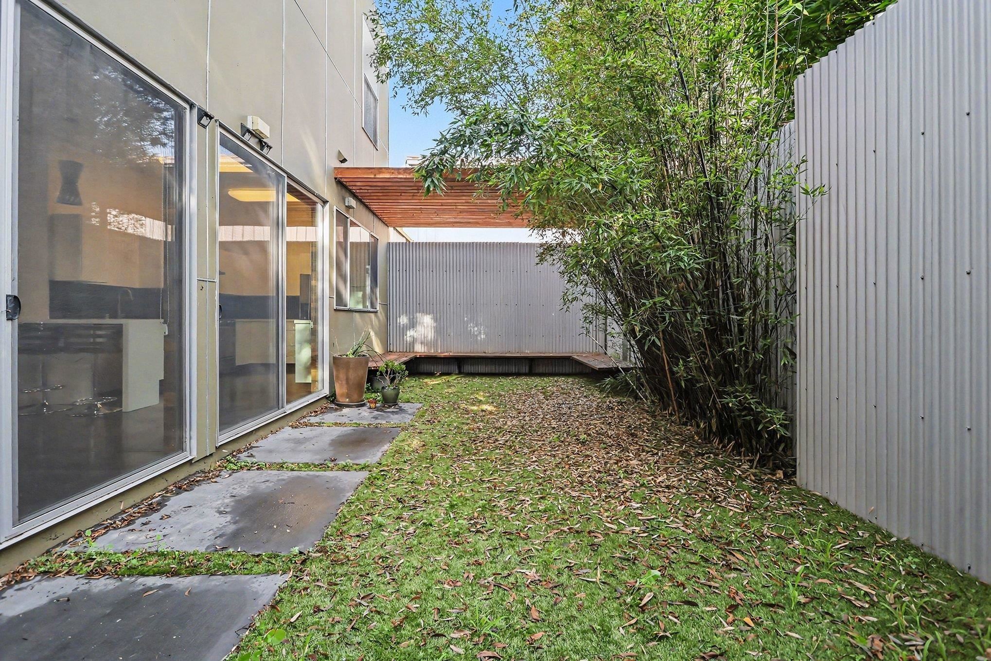 Detail Gallery Image 25 of 29 For 3425 Louise Street, Oakland,  CA 94608-4123 - 3 Beds | 3 Baths