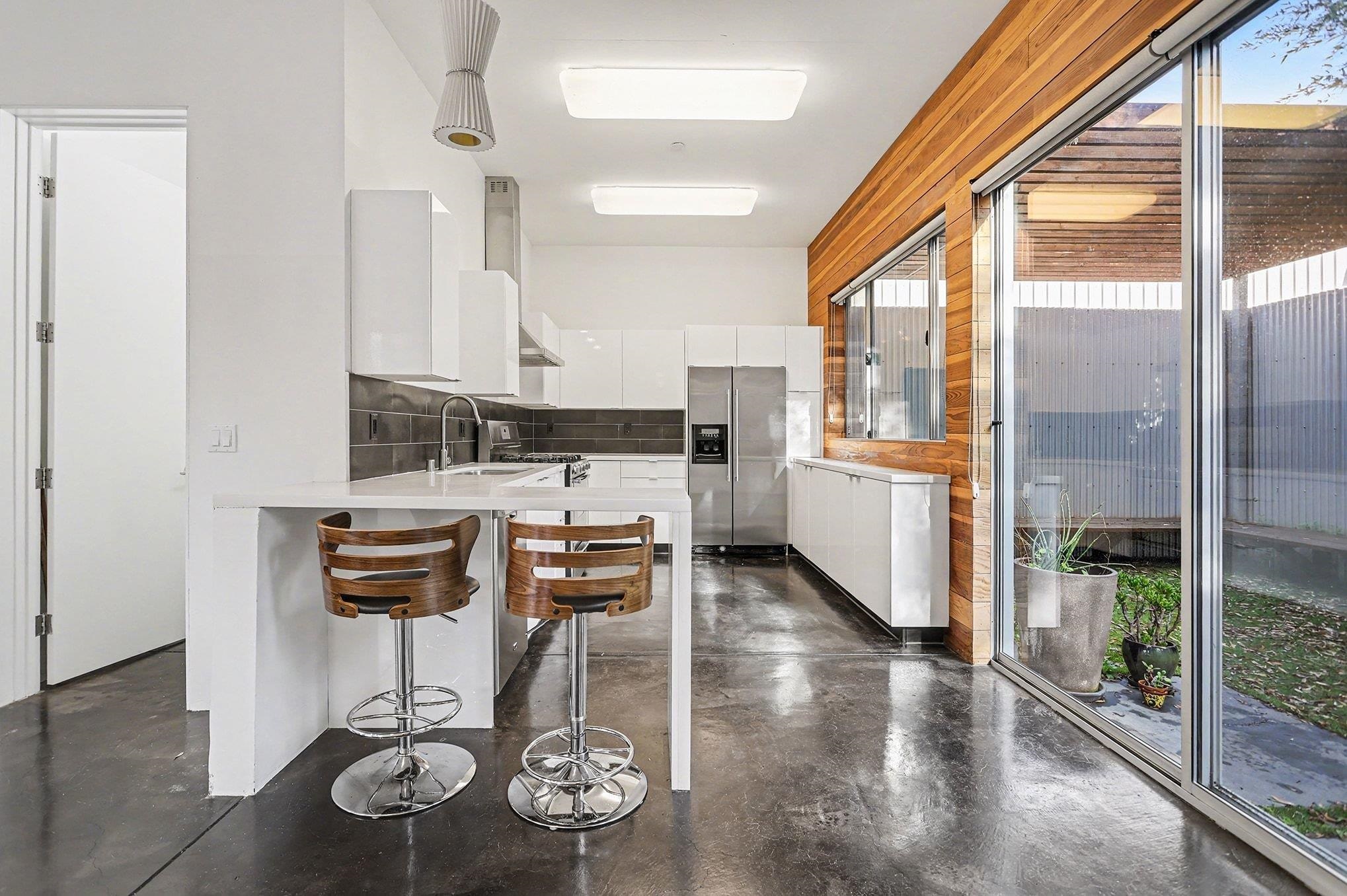 Detail Gallery Image 8 of 29 For 3425 Louise Street, Oakland,  CA 94608-4123 - 3 Beds | 3 Baths