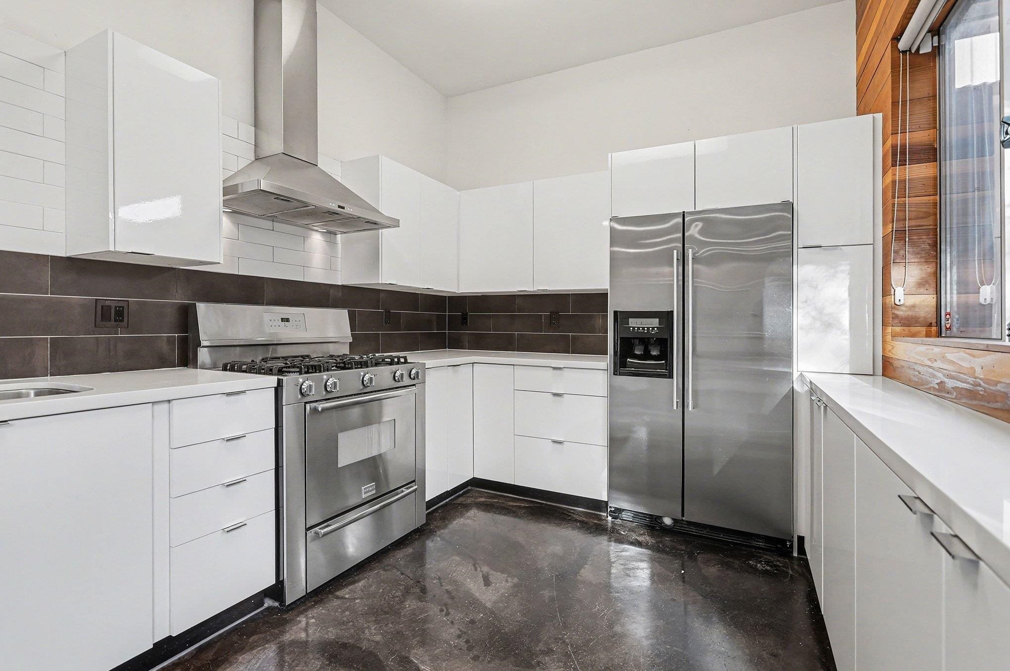 Detail Gallery Image 9 of 29 For 3425 Louise Street, Oakland,  CA 94608-4123 - 3 Beds | 3 Baths