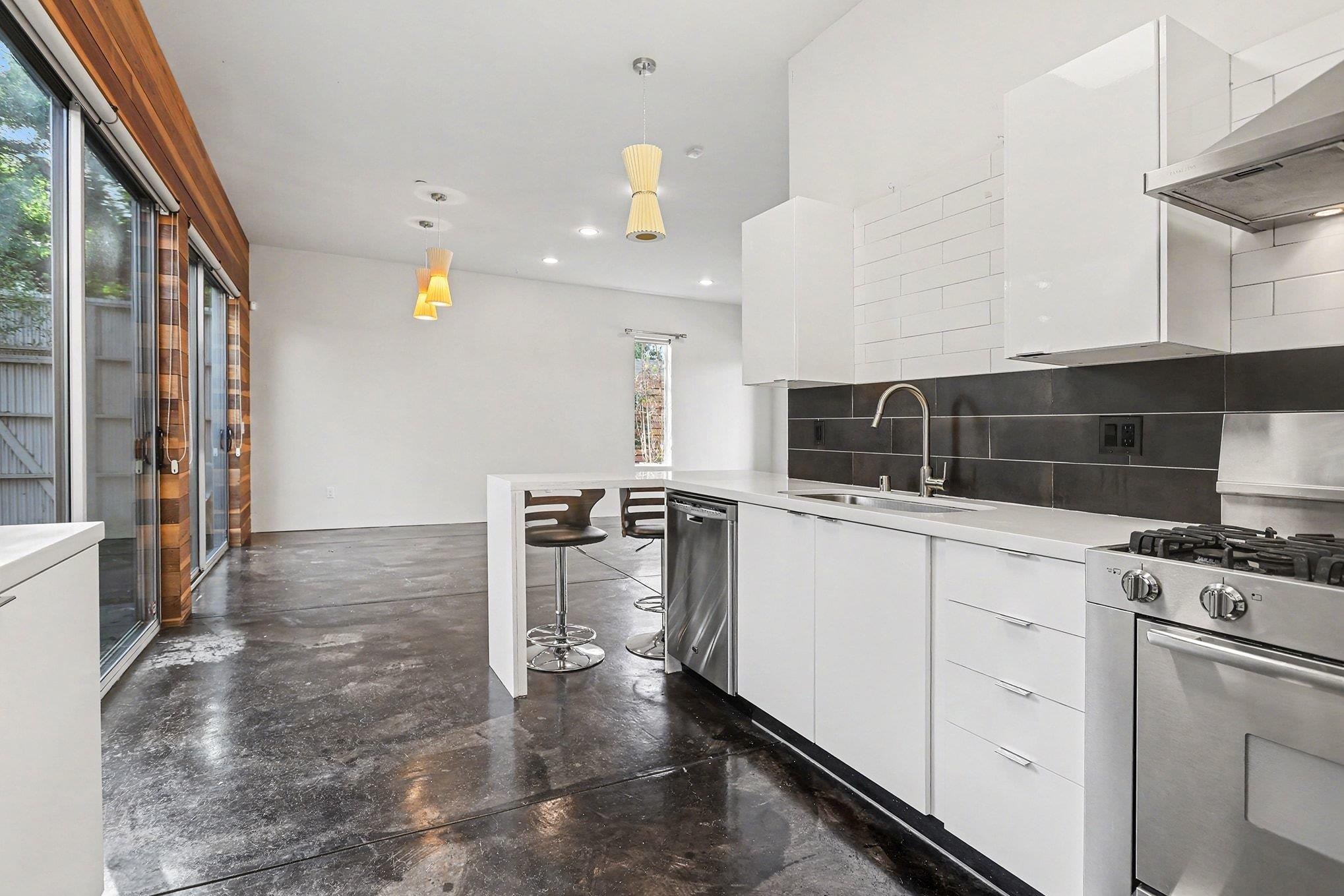 Detail Gallery Image 10 of 29 For 3425 Louise Street, Oakland,  CA 94608-4123 - 3 Beds | 3 Baths