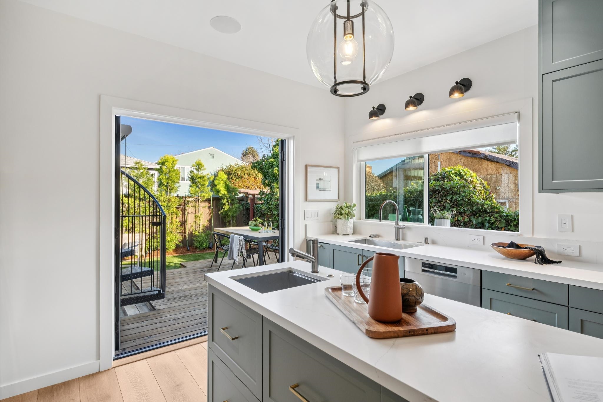 Detail Gallery Image 14 of 47 For 1609 Kains Ave, Berkeley,  CA 94702 - 3 Beds | 2/1 Baths