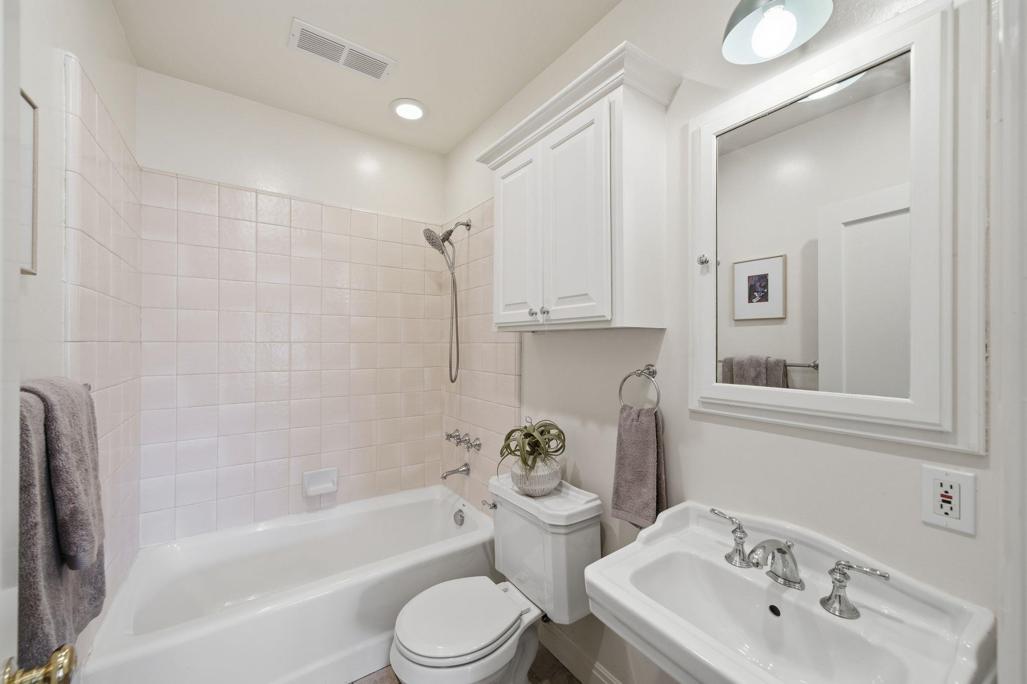 Detail Gallery Image 25 of 46 For 2401 Carleton Street, Berkeley,  CA 94704 - 3 Beds | 2/1 Baths