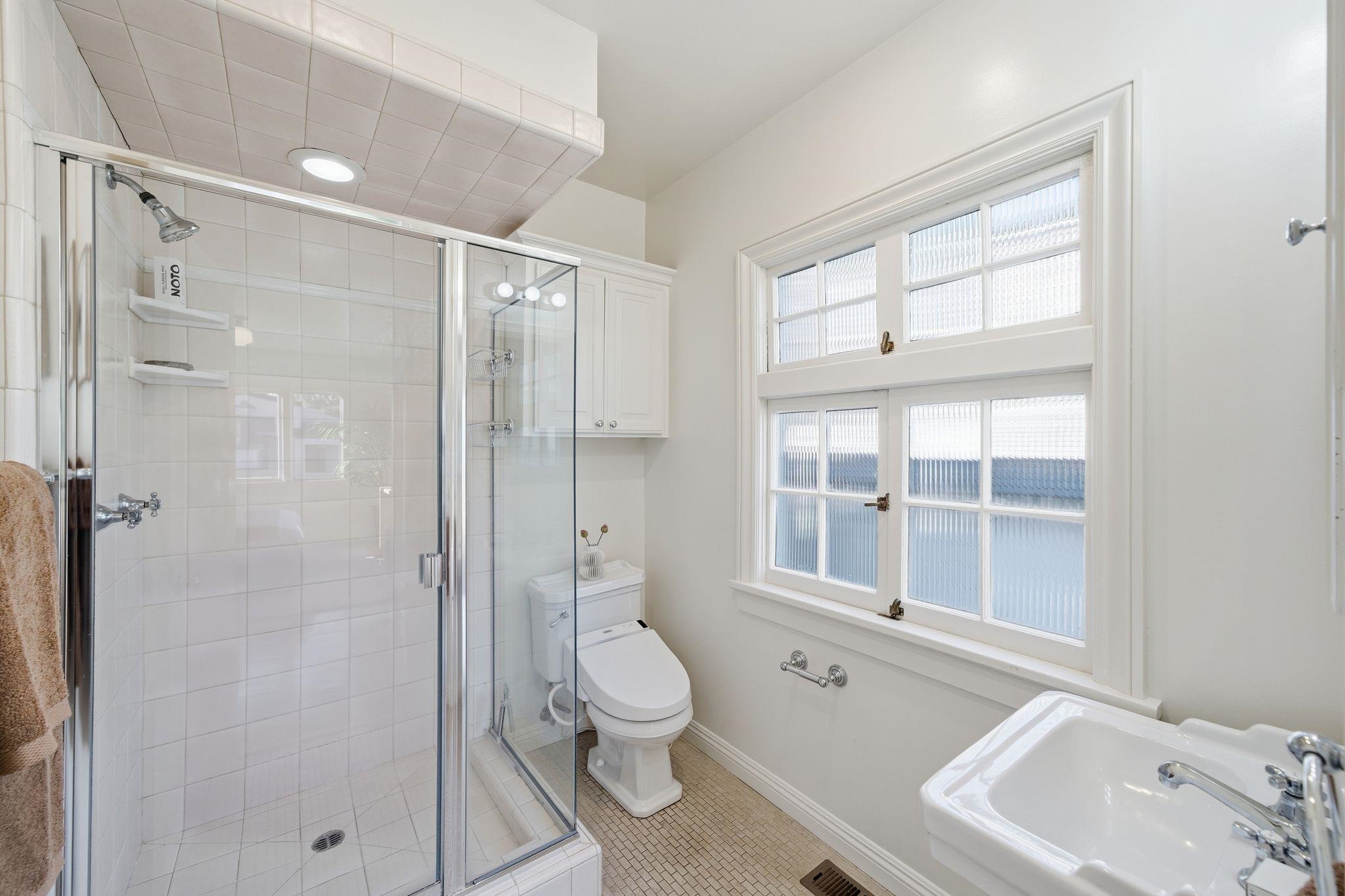Detail Gallery Image 28 of 46 For 2401 Carleton Street, Berkeley,  CA 94704 - 3 Beds | 2/1 Baths