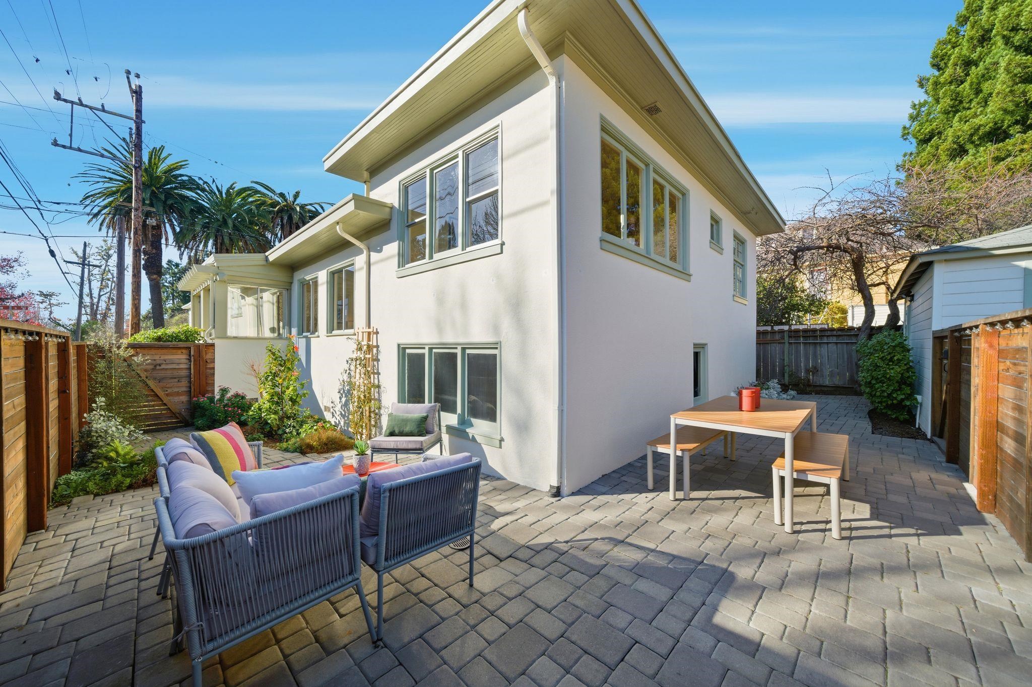 Detail Gallery Image 33 of 46 For 2401 Carleton Street, Berkeley,  CA 94704 - 3 Beds | 2/1 Baths