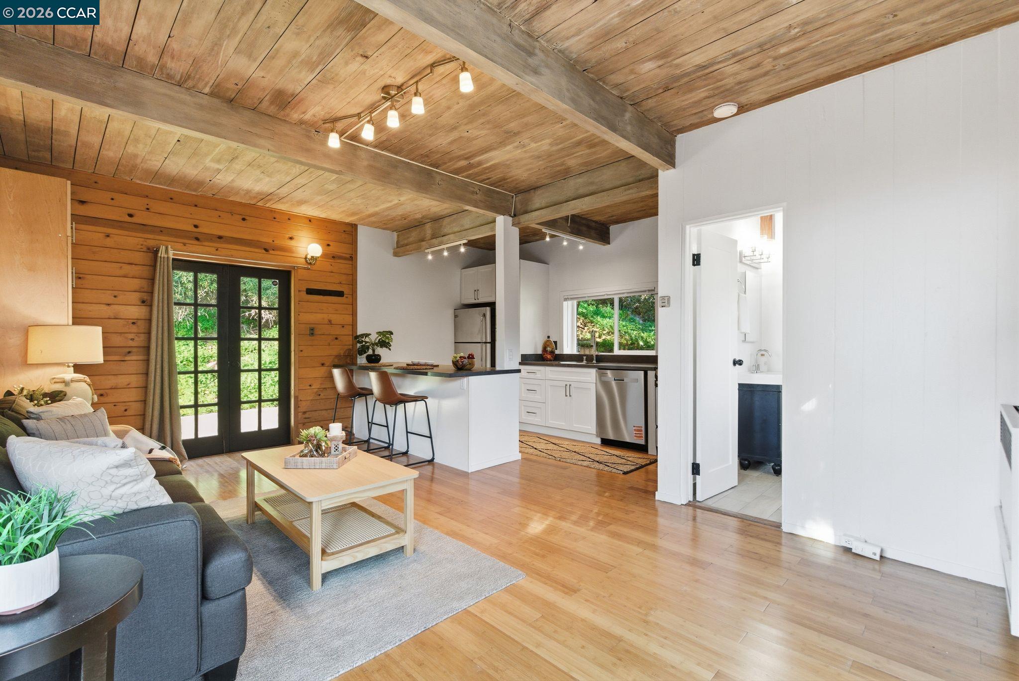 Detail Gallery Image 2 of 48 For 3382 Dwight Way, Berkeley,  CA 94704 - 1 Beds | 1/1 Baths