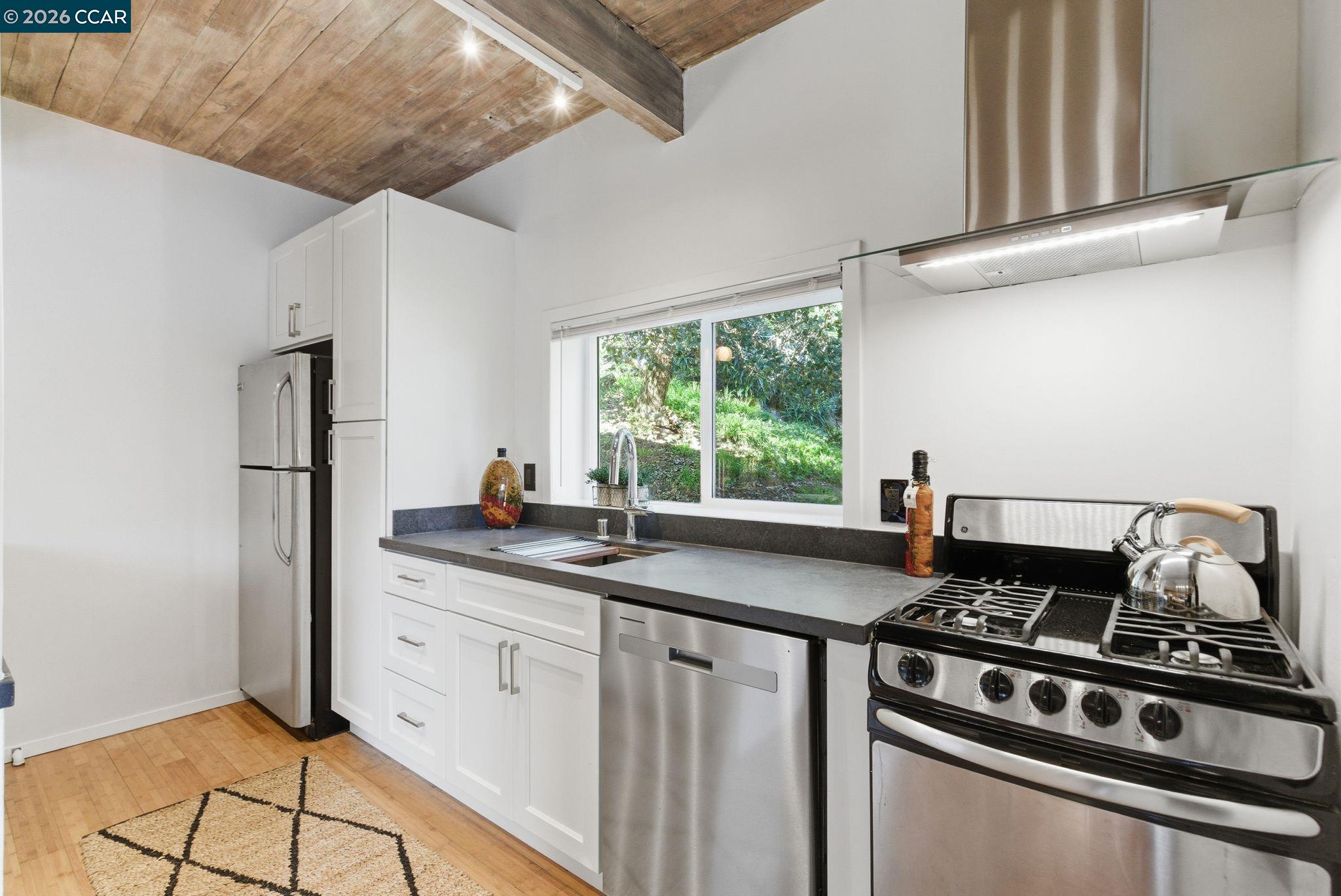 Detail Gallery Image 11 of 48 For 3382 Dwight Way, Berkeley,  CA 94704 - 1 Beds | 1/1 Baths