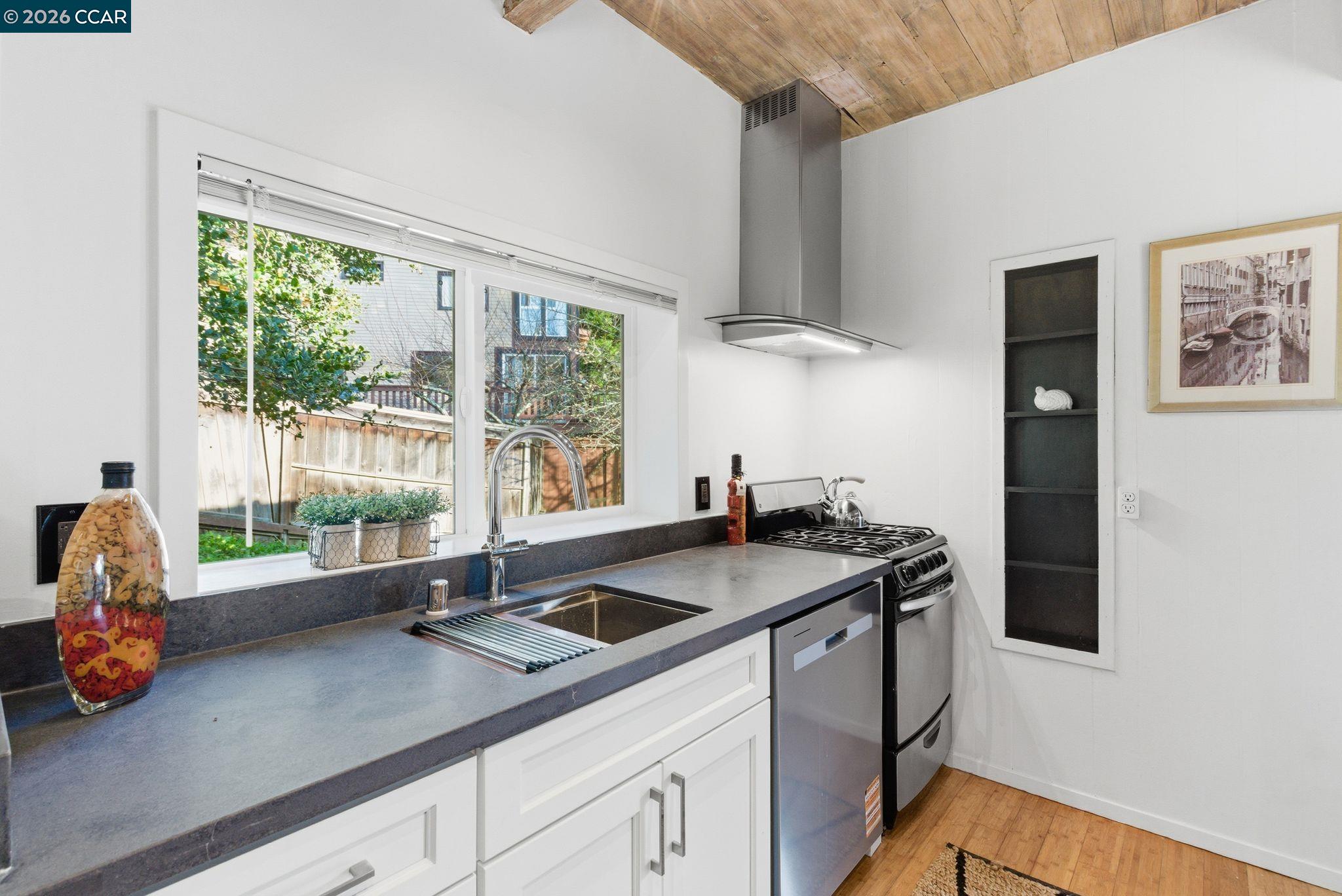 Detail Gallery Image 13 of 48 For 3382 Dwight Way, Berkeley,  CA 94704 - 1 Beds | 1/1 Baths