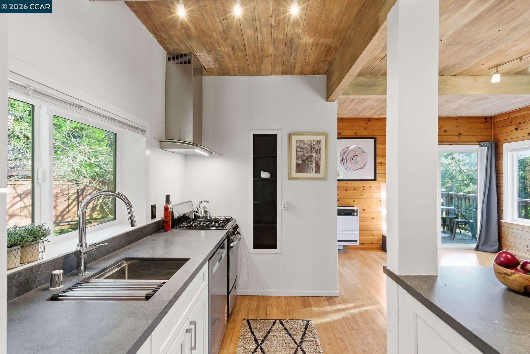 Detail Gallery Image 14 of 48 For 3382 Dwight Way, Berkeley,  CA 94704 - 1 Beds | 1/1 Baths