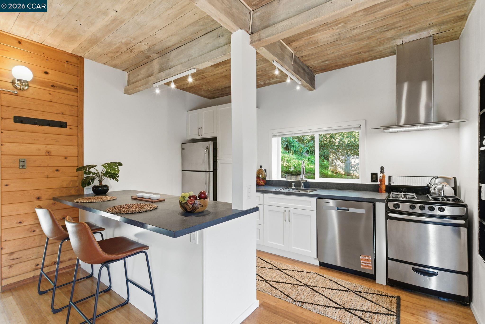 Detail Gallery Image 15 of 48 For 3382 Dwight Way, Berkeley,  CA 94704 - 1 Beds | 1/1 Baths