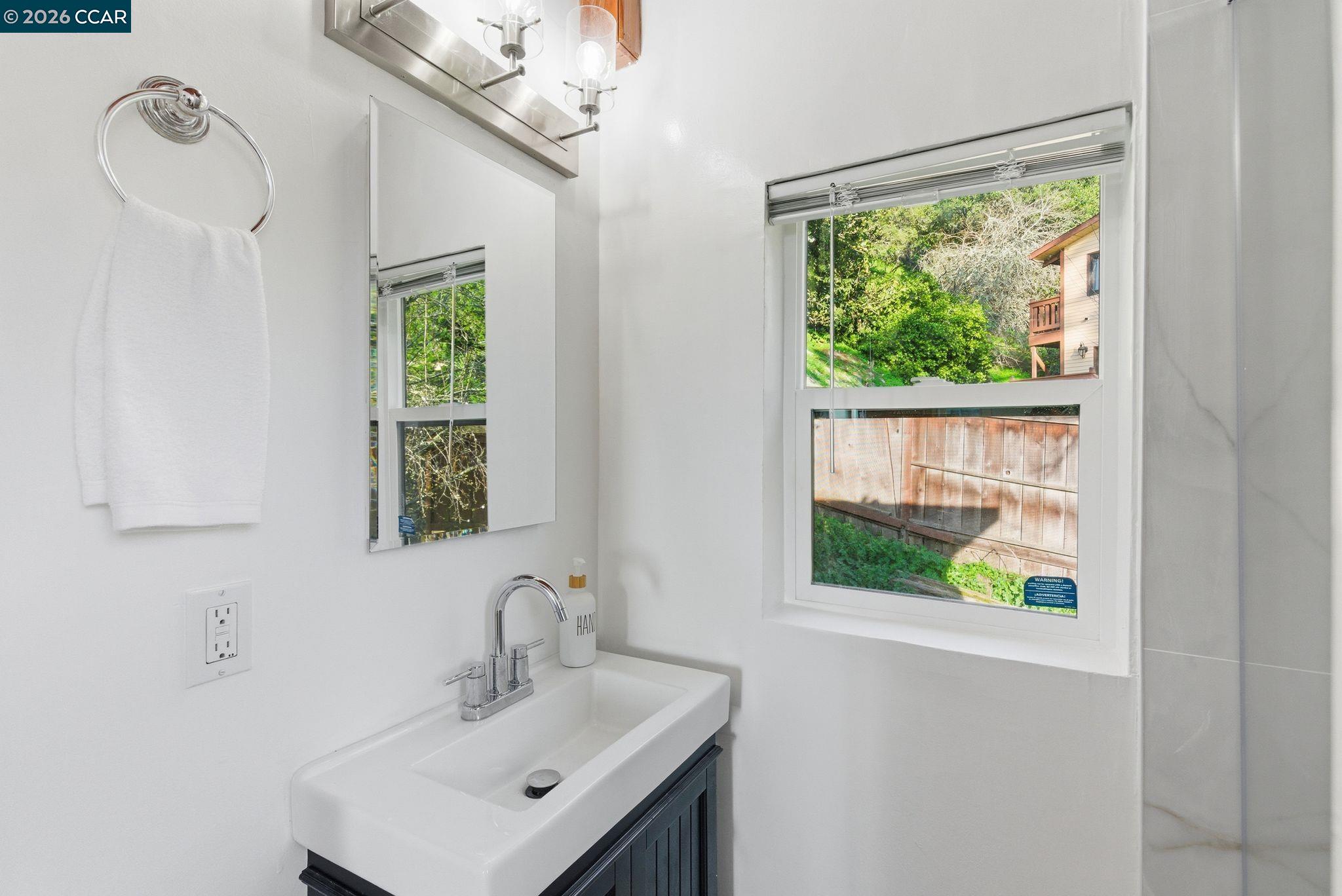 Detail Gallery Image 9 of 48 For 3382 Dwight Way, Berkeley,  CA 94704 - 1 Beds | 1/1 Baths