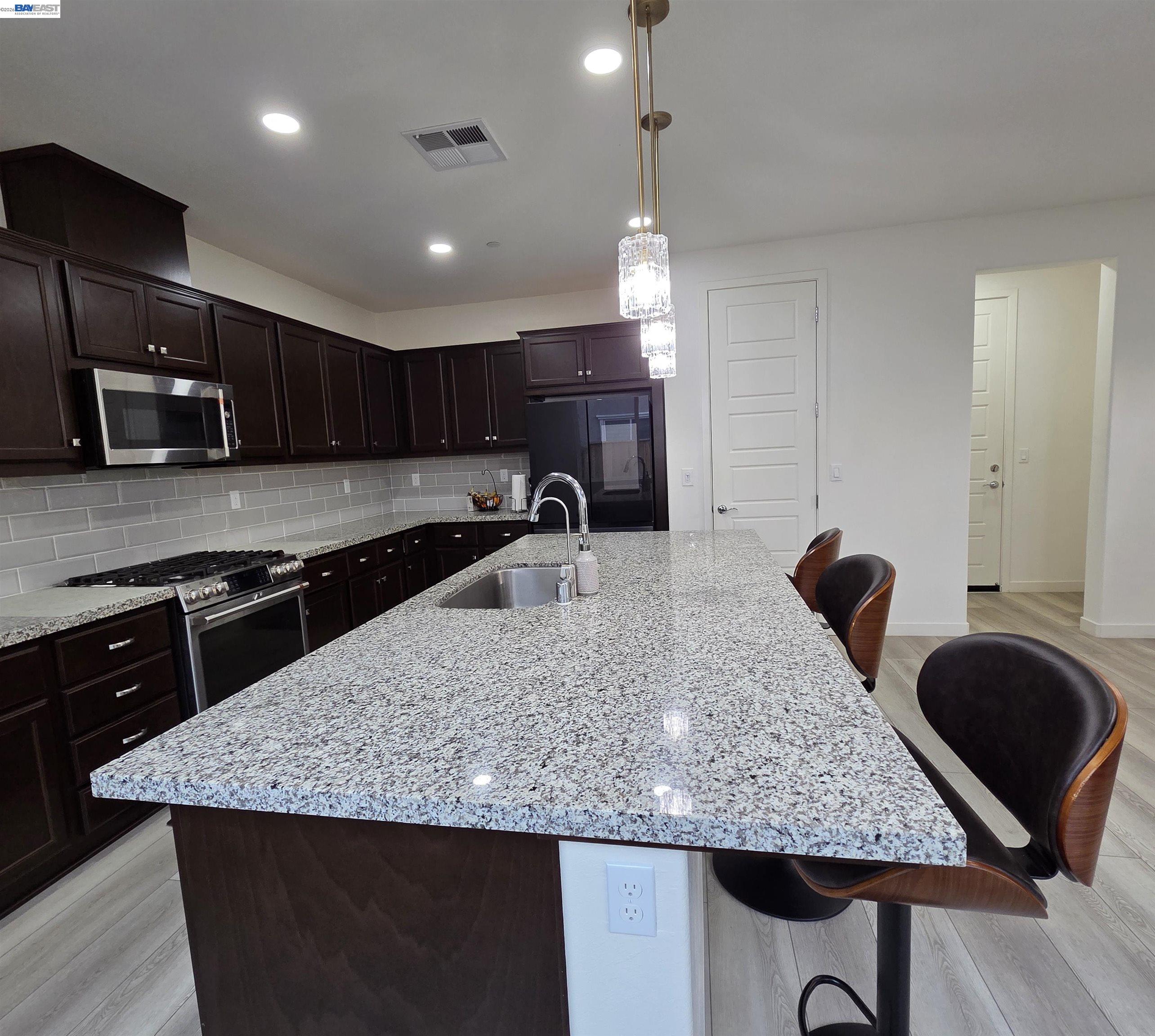 Detail Gallery Image 10 of 39 For 5390 Shenandoah Valley Ln, Antioch,  CA 94531 - 4 Beds | 3 Baths