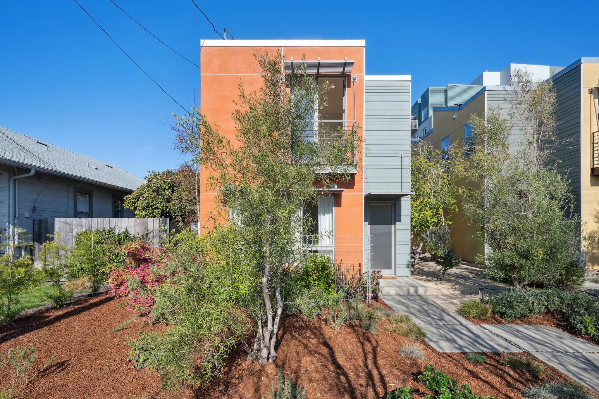 Detail Gallery Image 2 of 60 For 1126 Ocean Avenue, Oakland,  CA 94608 - 2 Beds | 2/1 Baths