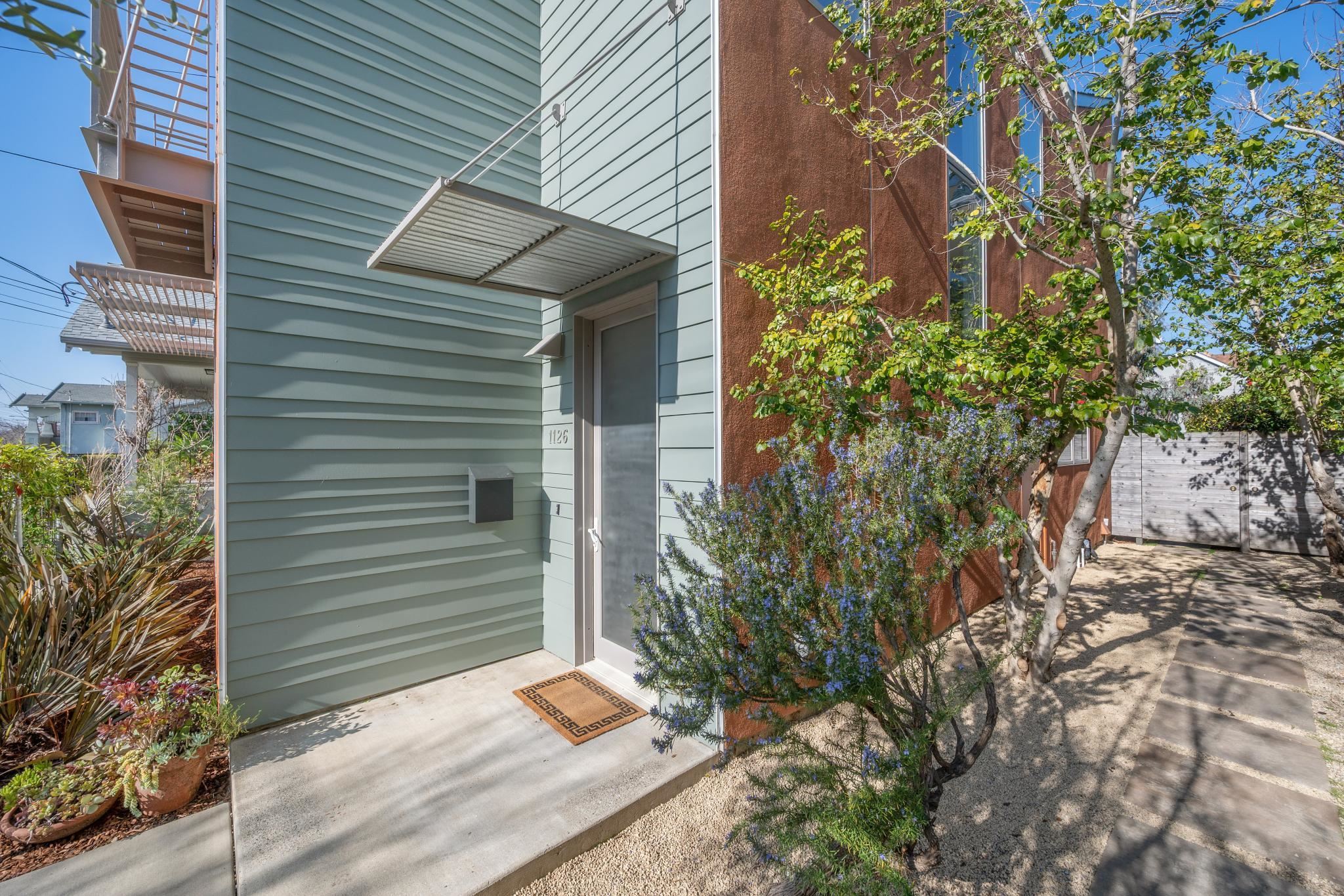 Detail Gallery Image 3 of 60 For 1126 Ocean Avenue, Oakland,  CA 94608 - 2 Beds | 2/1 Baths