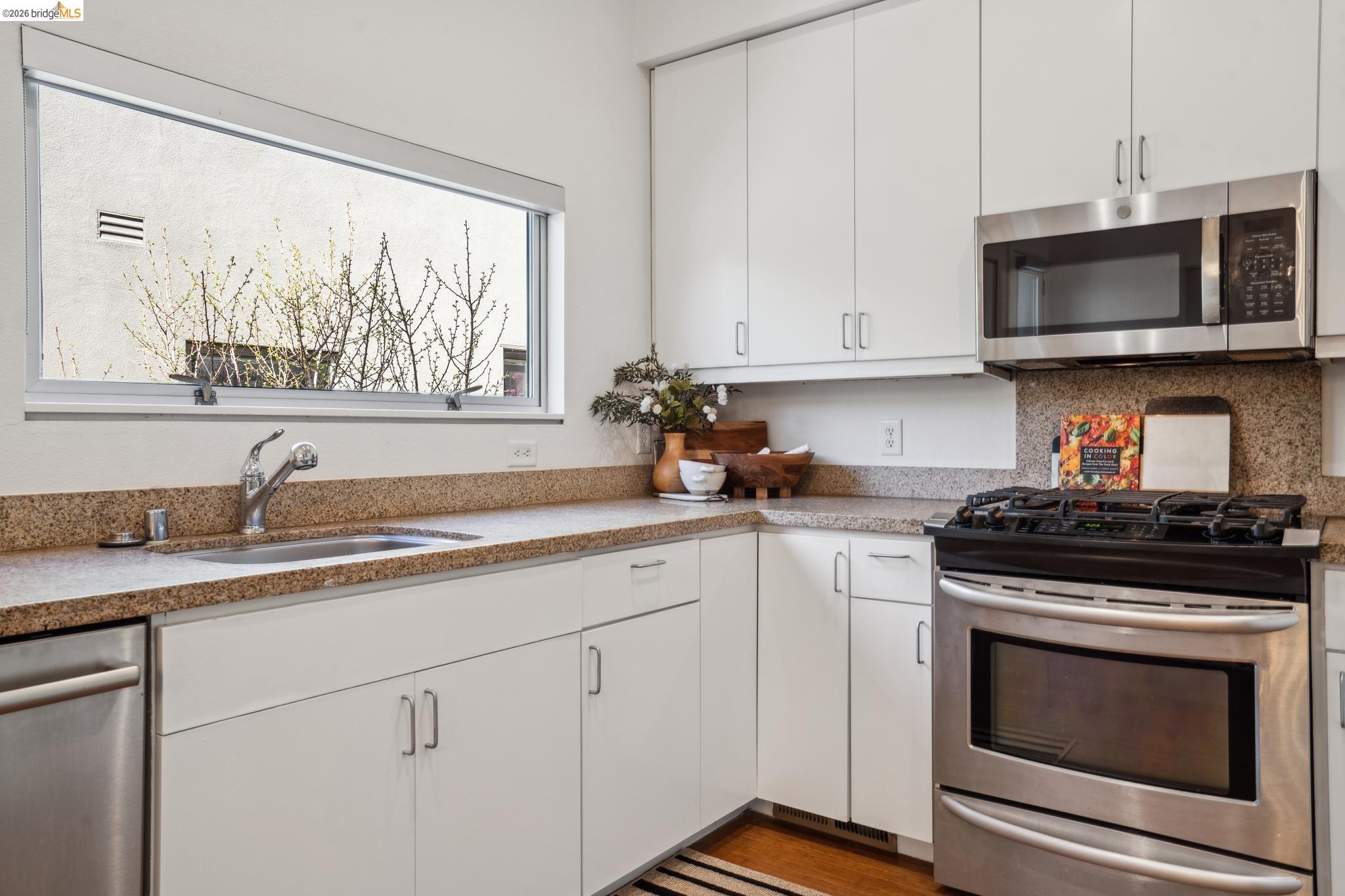 Detail Gallery Image 18 of 44 For 4067 Shafter Ave, Oakland,  CA 94609 - 3 Beds | 3/1 Baths