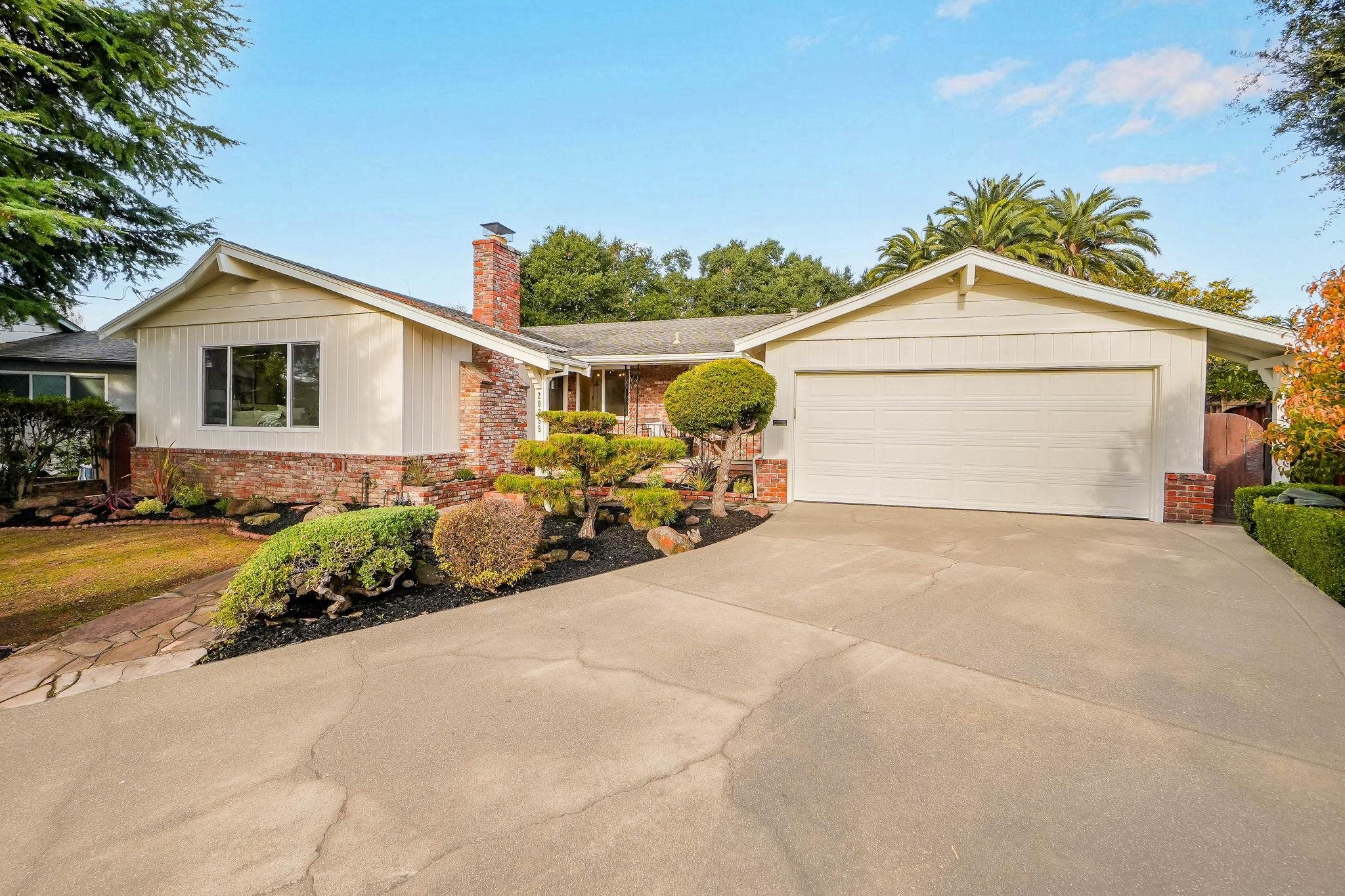 Detail Gallery Image 4 of 60 For 20255 Yeandle Ave, Castro Valley,  CA 94546 - 3 Beds | 2 Baths