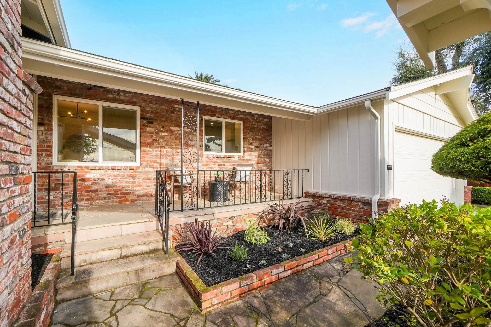 Detail Gallery Image 9 of 60 For 20255 Yeandle Ave, Castro Valley,  CA 94546 - 3 Beds | 2 Baths