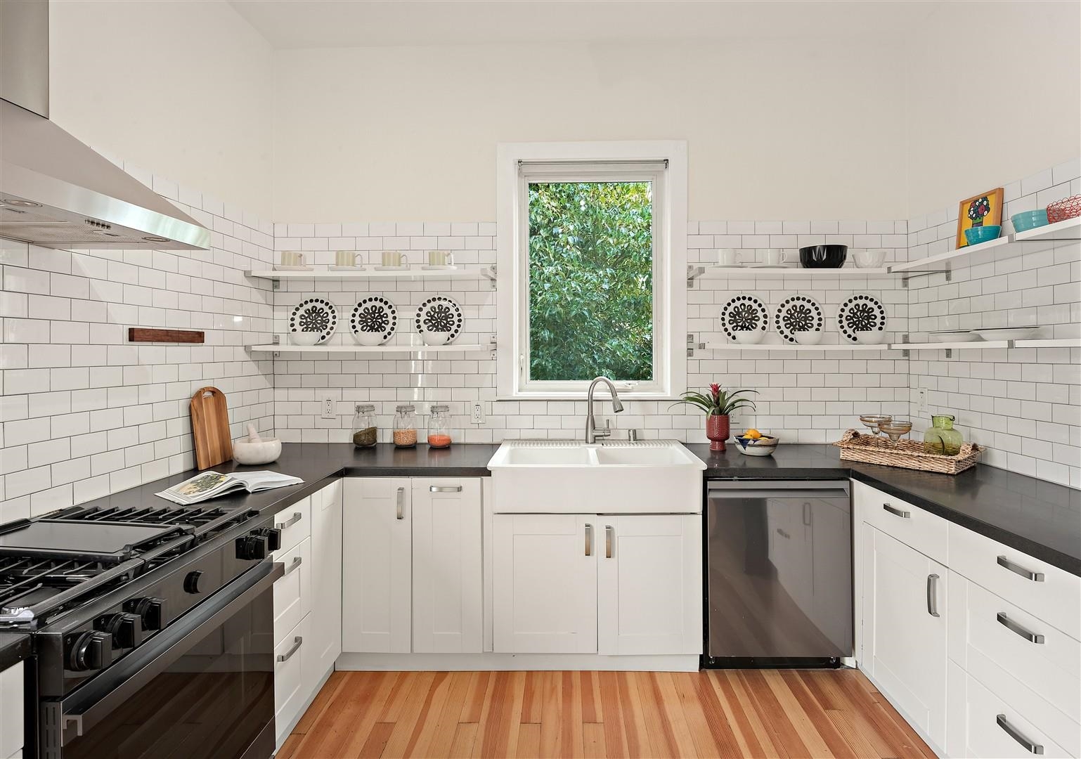 Detail Gallery Image 11 of 56 For 1660 14th St, Oakland,  CA 94607 - 4 Beds | 2/1 Baths