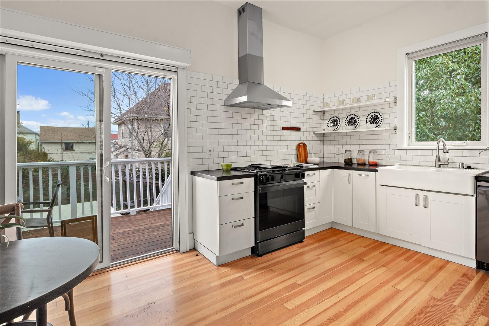 Detail Gallery Image 10 of 56 For 1660 14th St, Oakland,  CA 94607 - 4 Beds | 2/1 Baths