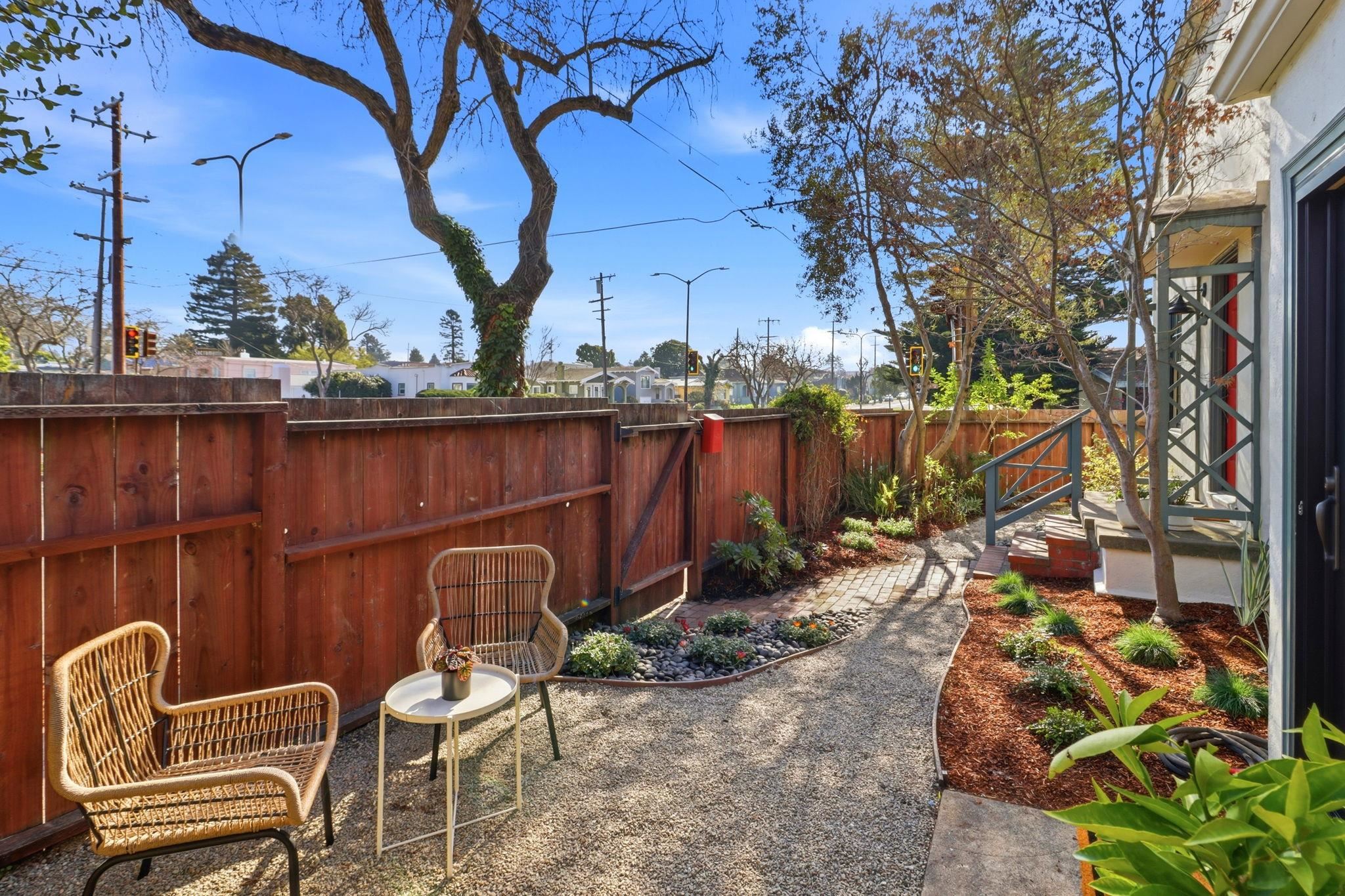 Detail Gallery Image 7 of 35 For 1564 Sacramento St, Berkeley,  CA 94702 - 2 Beds | 1 Baths