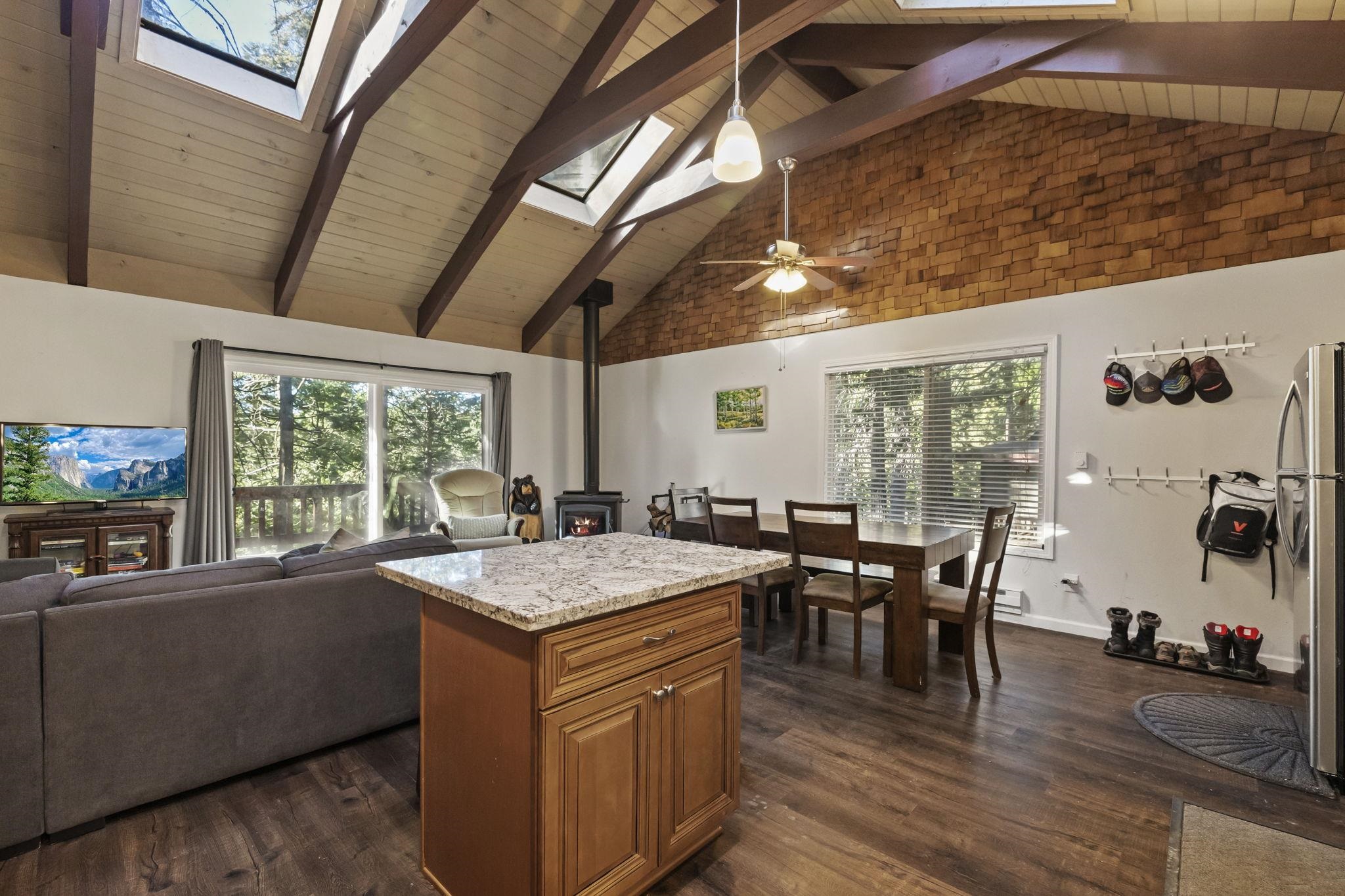 Detail Gallery Image 8 of 38 For 24144 Olo Win Trl, Mi Wuk Village,  CA 95346 - 3 Beds | 2 Baths