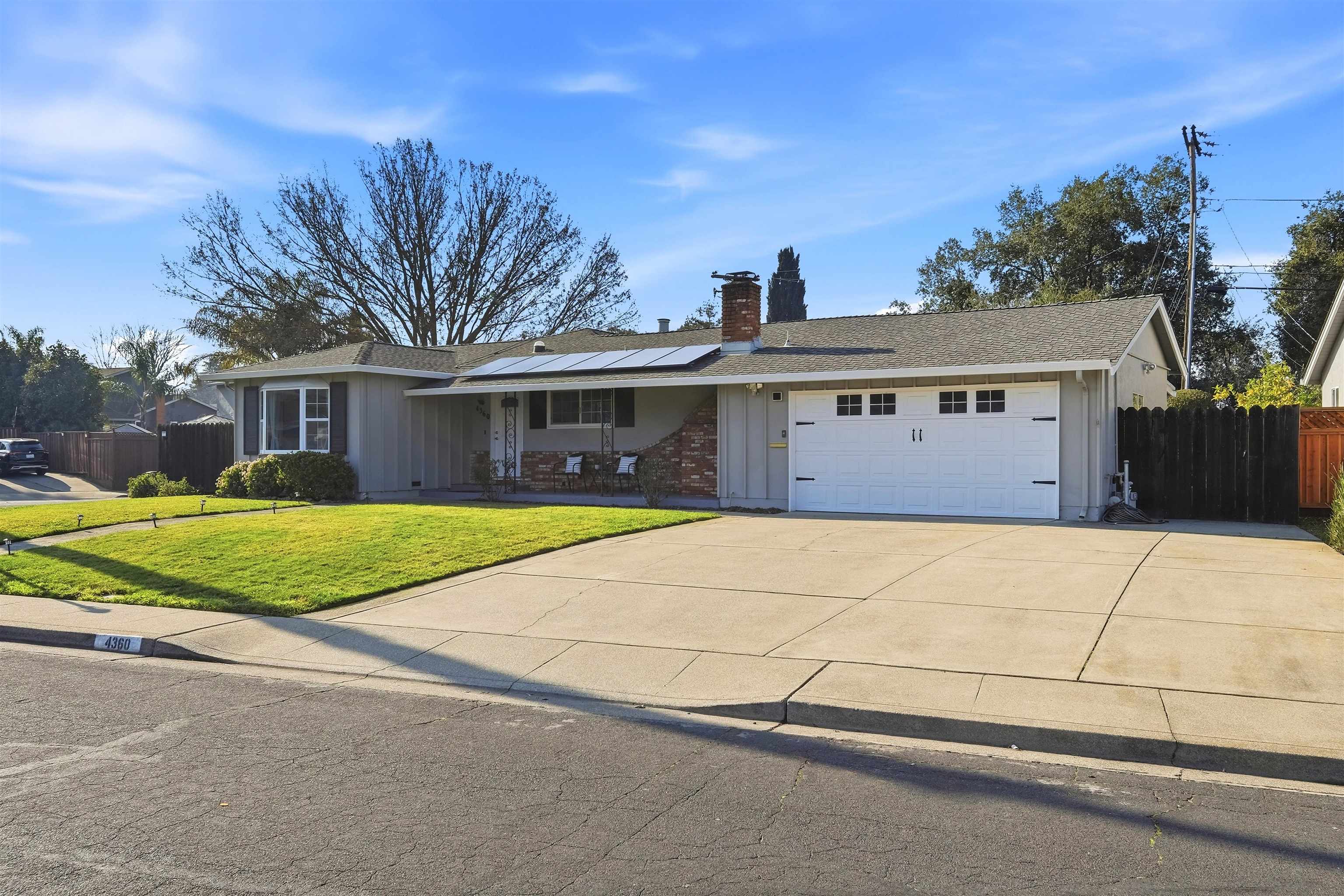 Detail Gallery Image 2 of 32 For 4360 Satinwood Dr, Concord,  CA 94521 - 4 Beds | 2 Baths