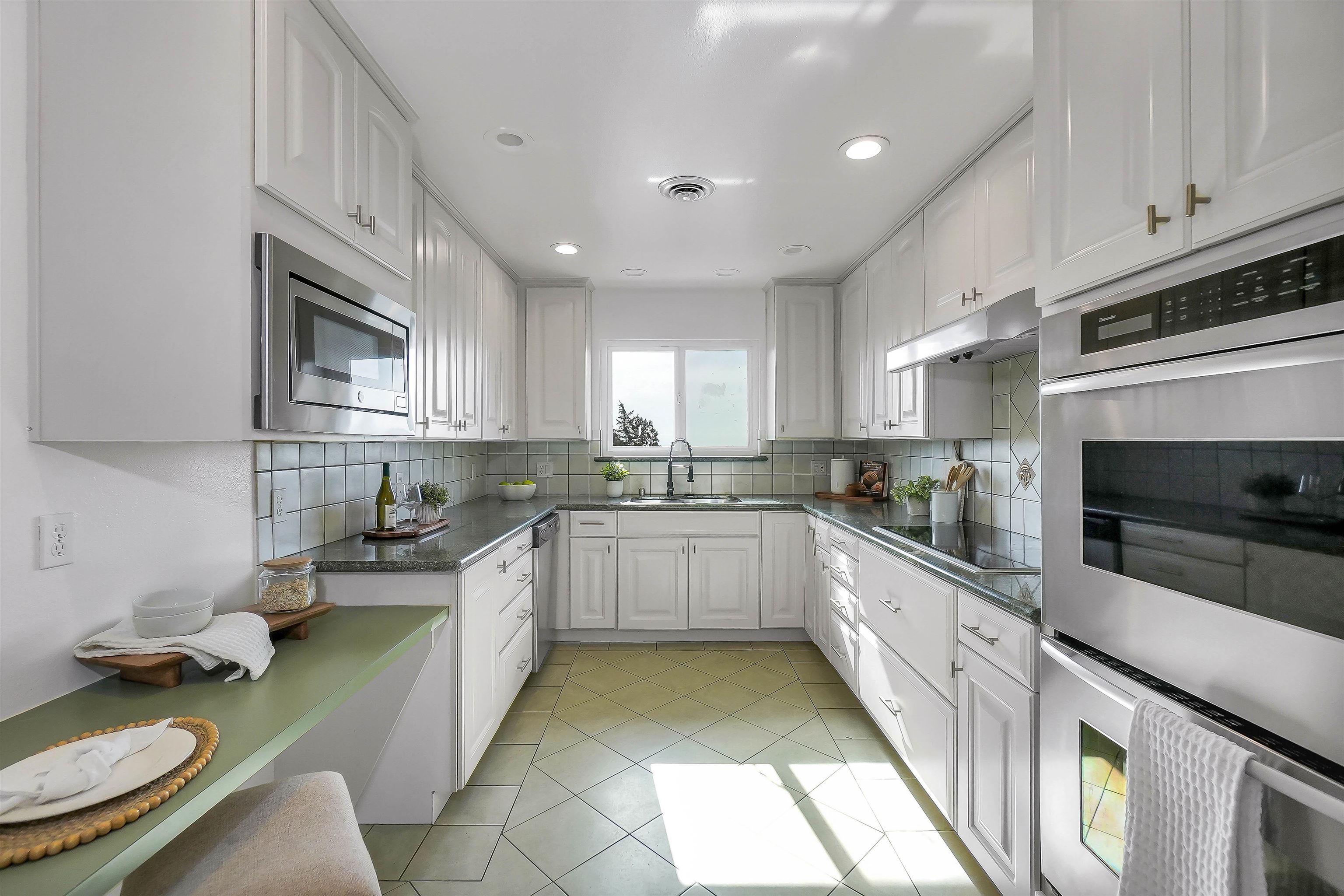 Detail Gallery Image 17 of 60 For 18286 Center St, Castro Valley,  CA 94546 - 4 Beds | 3 Baths