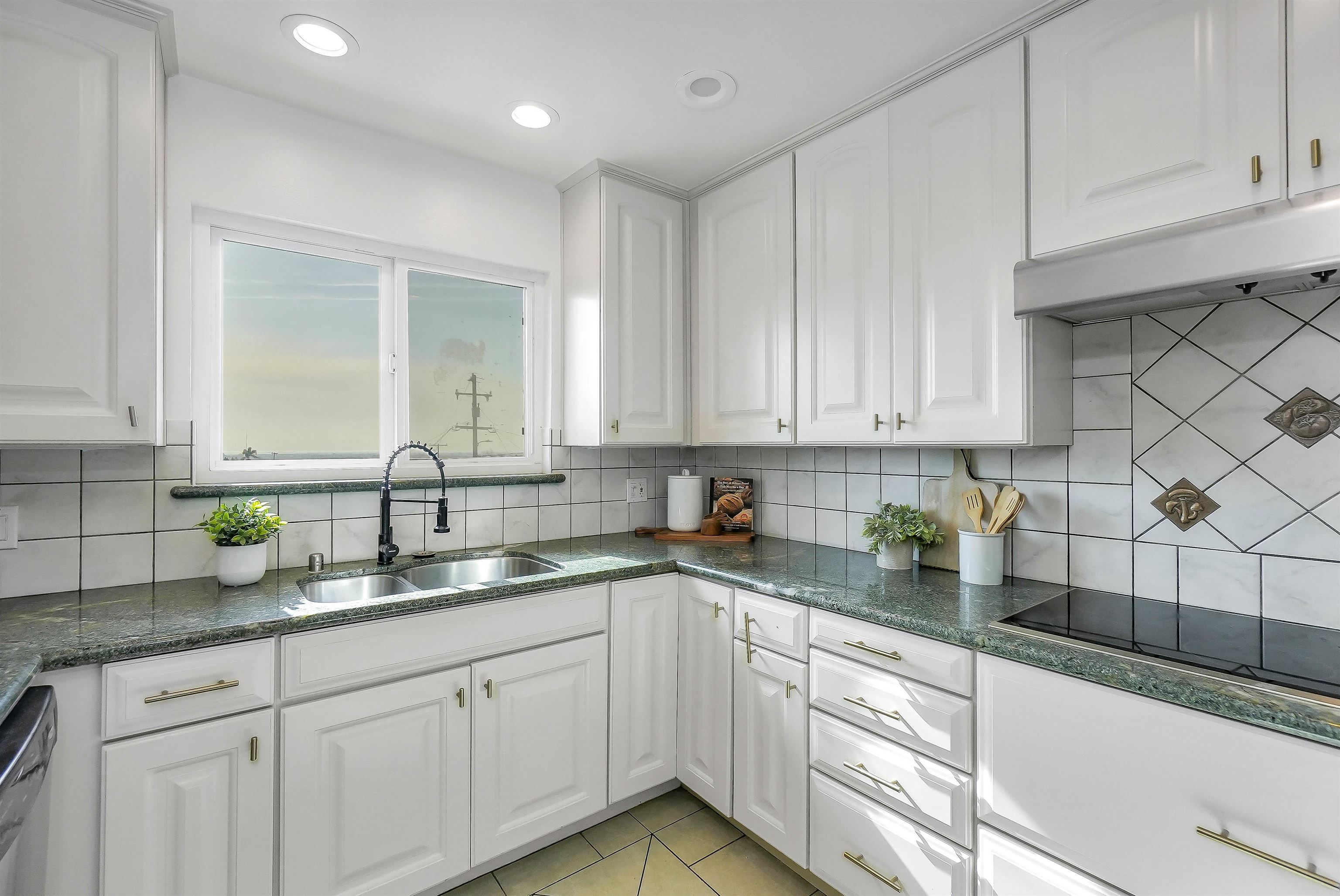 Detail Gallery Image 20 of 60 For 18286 Center St, Castro Valley,  CA 94546 - 4 Beds | 3 Baths