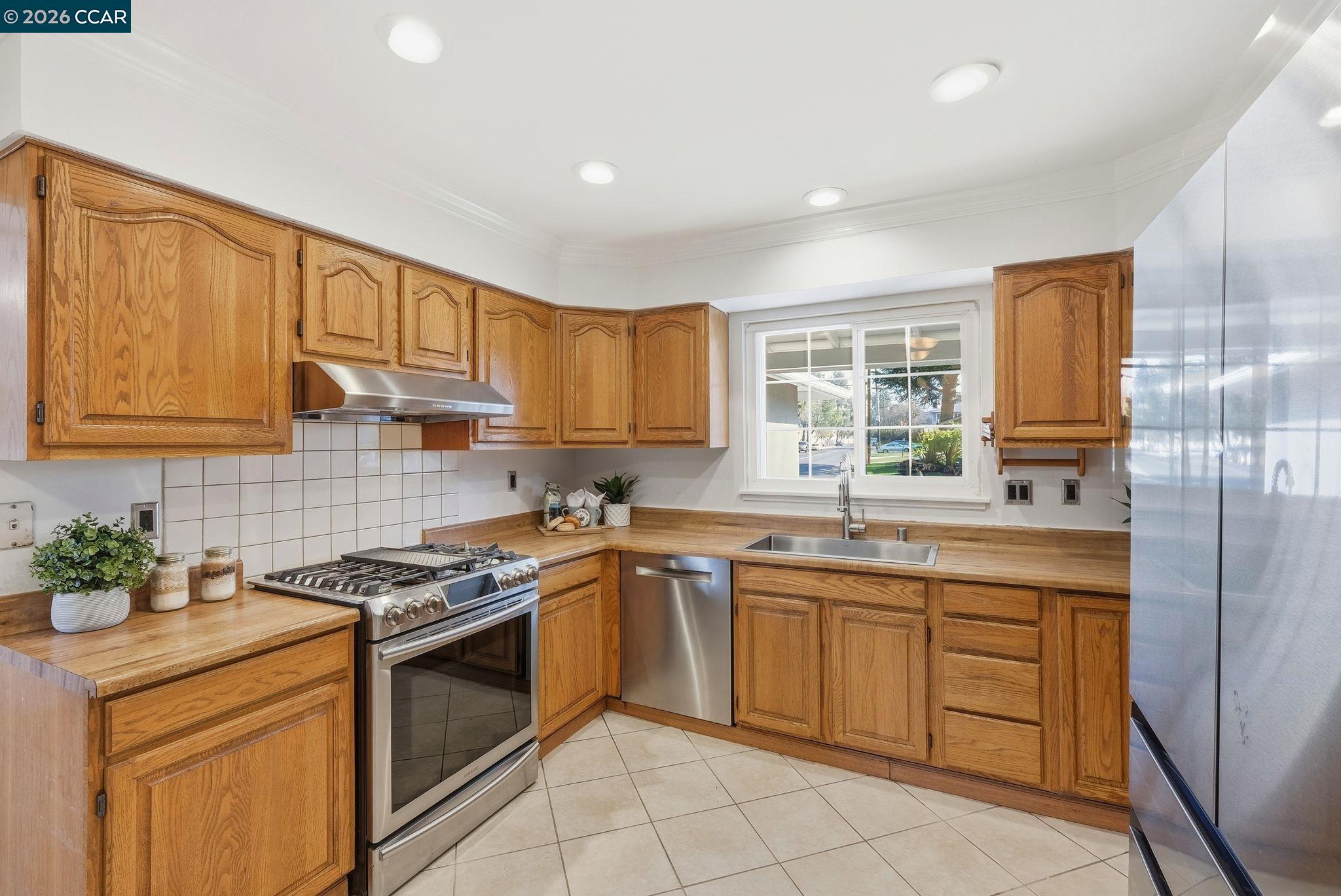 Detail Gallery Image 9 of 23 For 702 Ruth Dr, Pleasant Hill,  CA 94523 - 3 Beds | 2 Baths