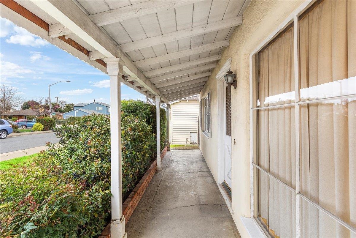 Detail Gallery Image 3 of 23 For 4105 Branson Dr, San Mateo,  CA 94403 - 3 Beds | 1 Baths