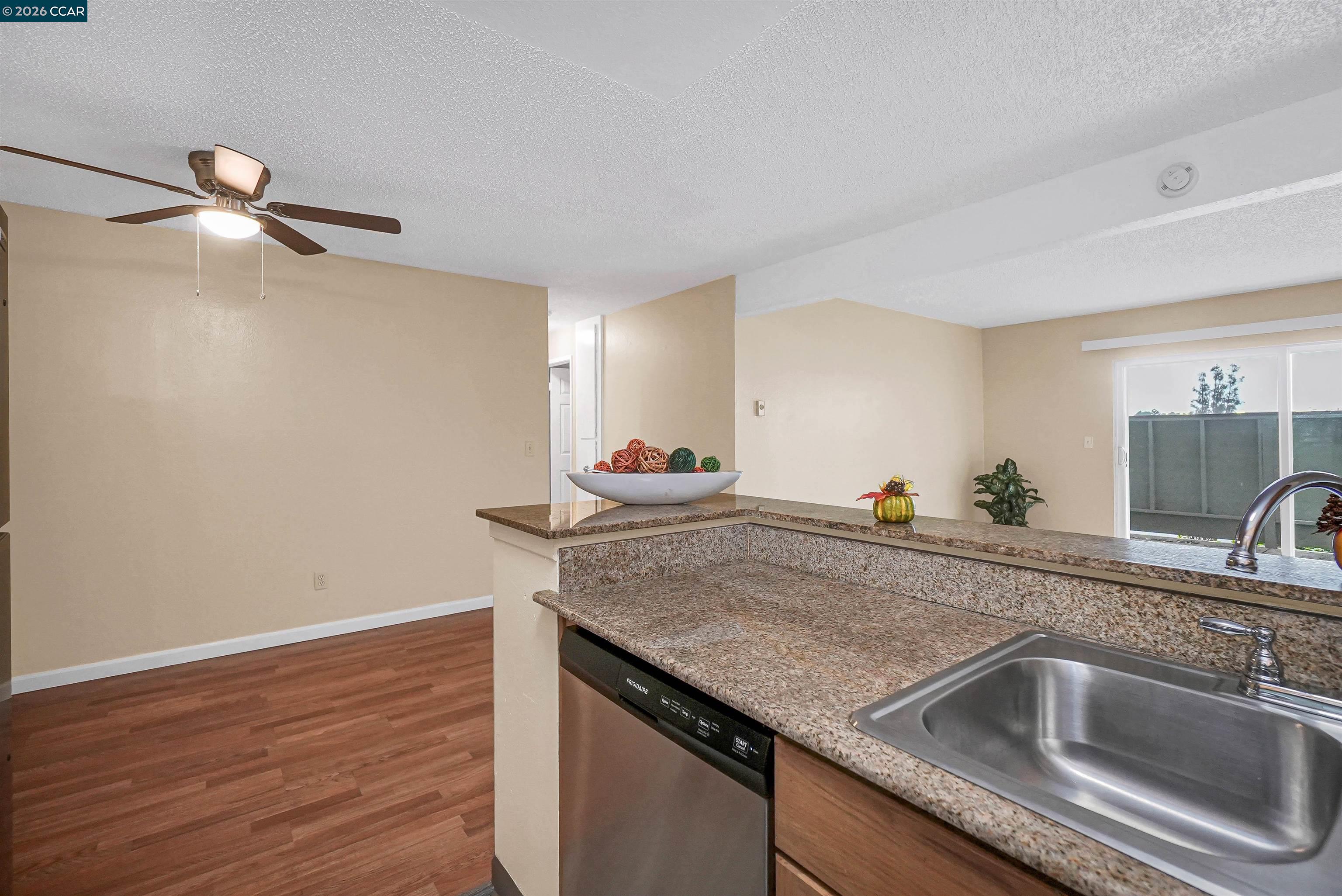 Detail Gallery Image 6 of 41 For 1333 N Camino Alto #149,  Vallejo,  CA 94589 - 3 Beds | 2 Baths