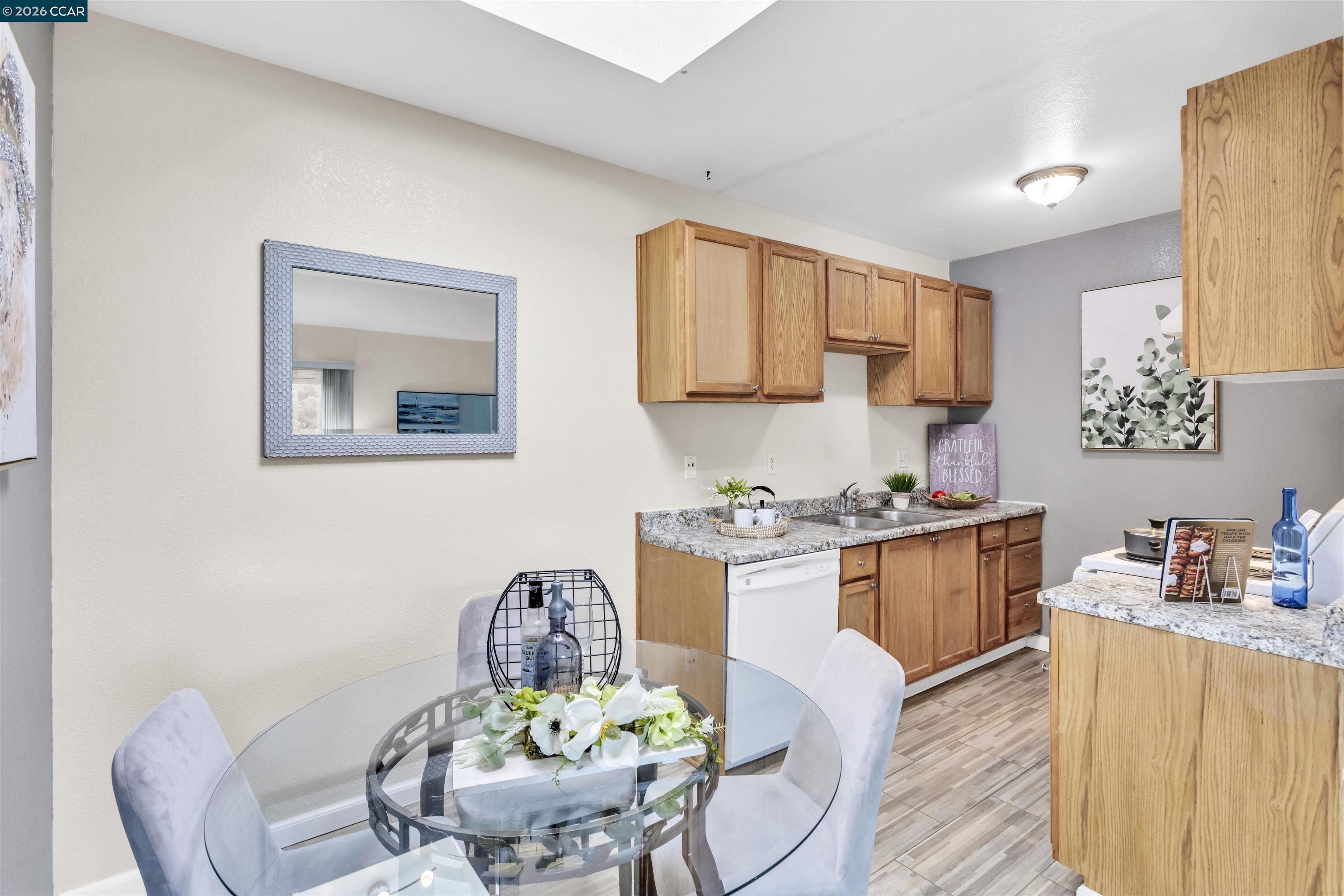 Detail Gallery Image 2 of 30 For 952 Mission Rd, South San Francisco,  CA 94080 - 2 Beds | 1 Baths