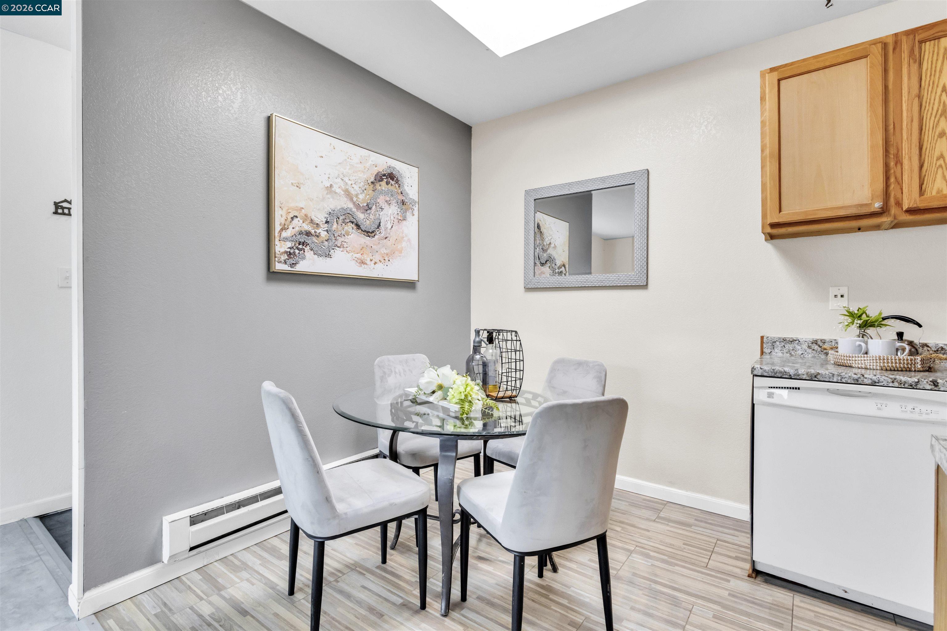 Detail Gallery Image 3 of 30 For 952 Mission Rd, South San Francisco,  CA 94080 - 2 Beds | 1 Baths